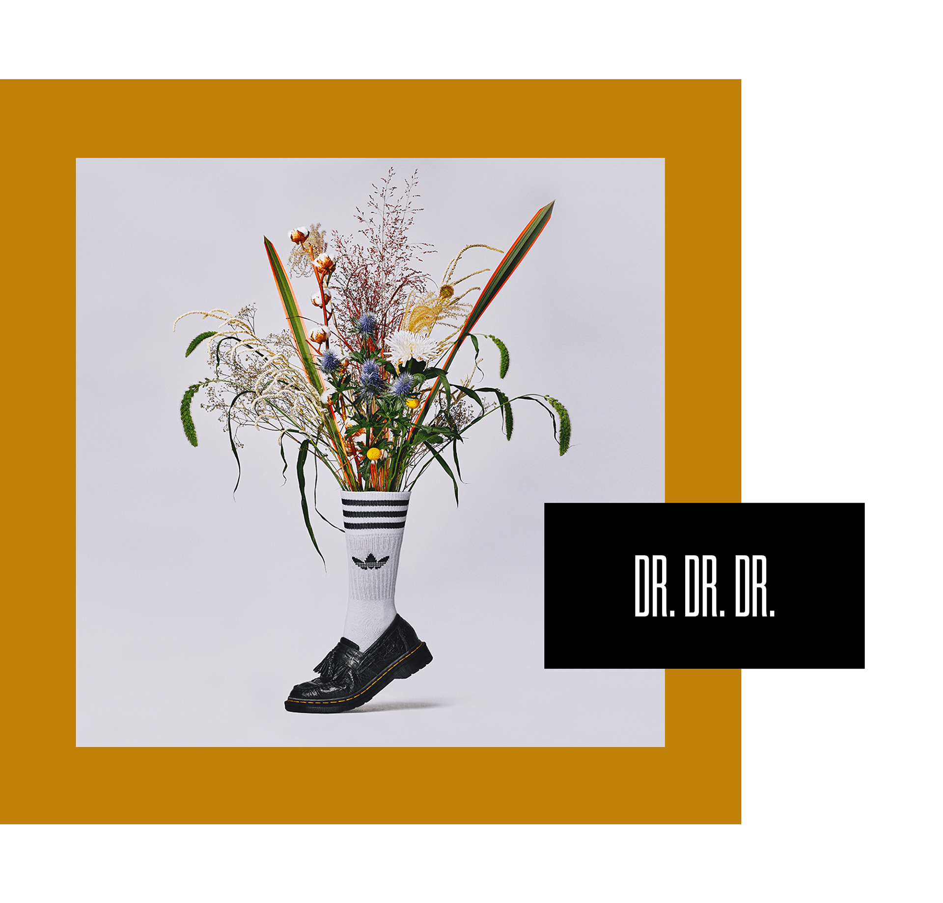 Dr. Marten Schuh und Adidas Socke mit Blumenstrauß