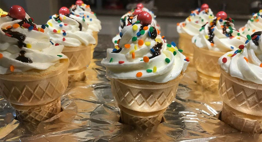 Vanilla Ice Cream Cones w/Vanilla Buttercream