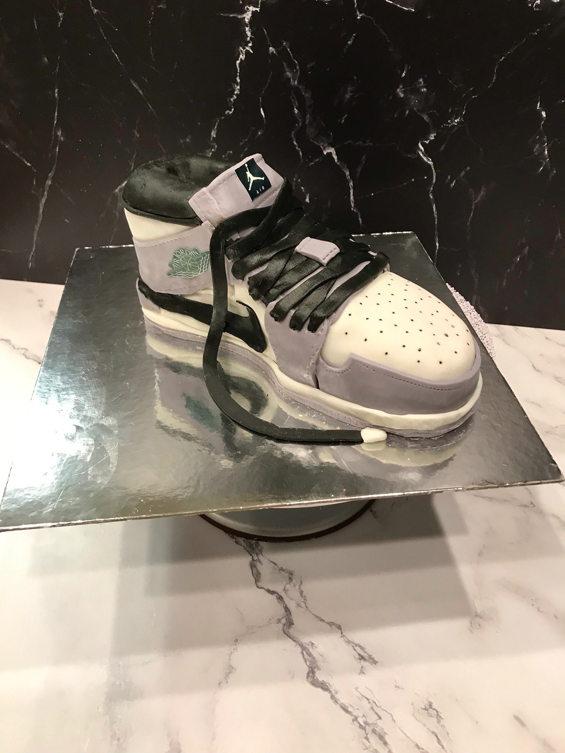 Vanilla Cake w/Chocolate Buttercream