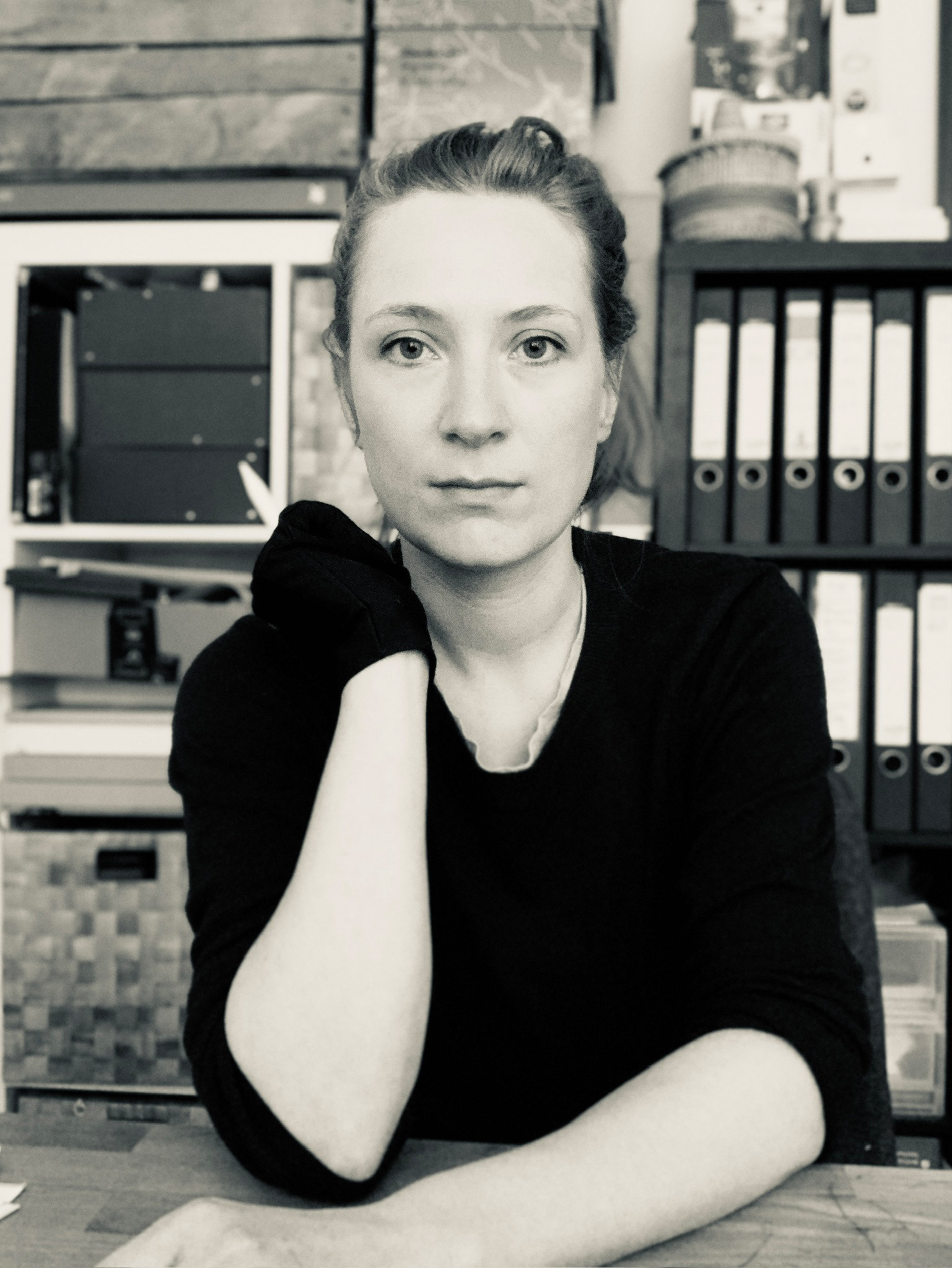 Die Illustratorin Raphaela Dogan in ihrem Studio in Berlin
