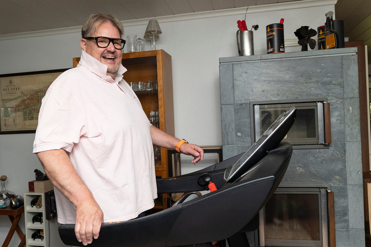 Vice chair of the Industrial Union Turja Lehtonen exercises at home for Iltalehti. 2025