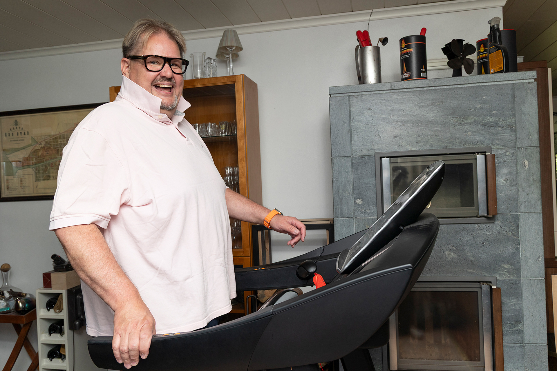 Vice chair of the Industrial Union Turja Lehtonen exercises at home for Iltalehti. 2025