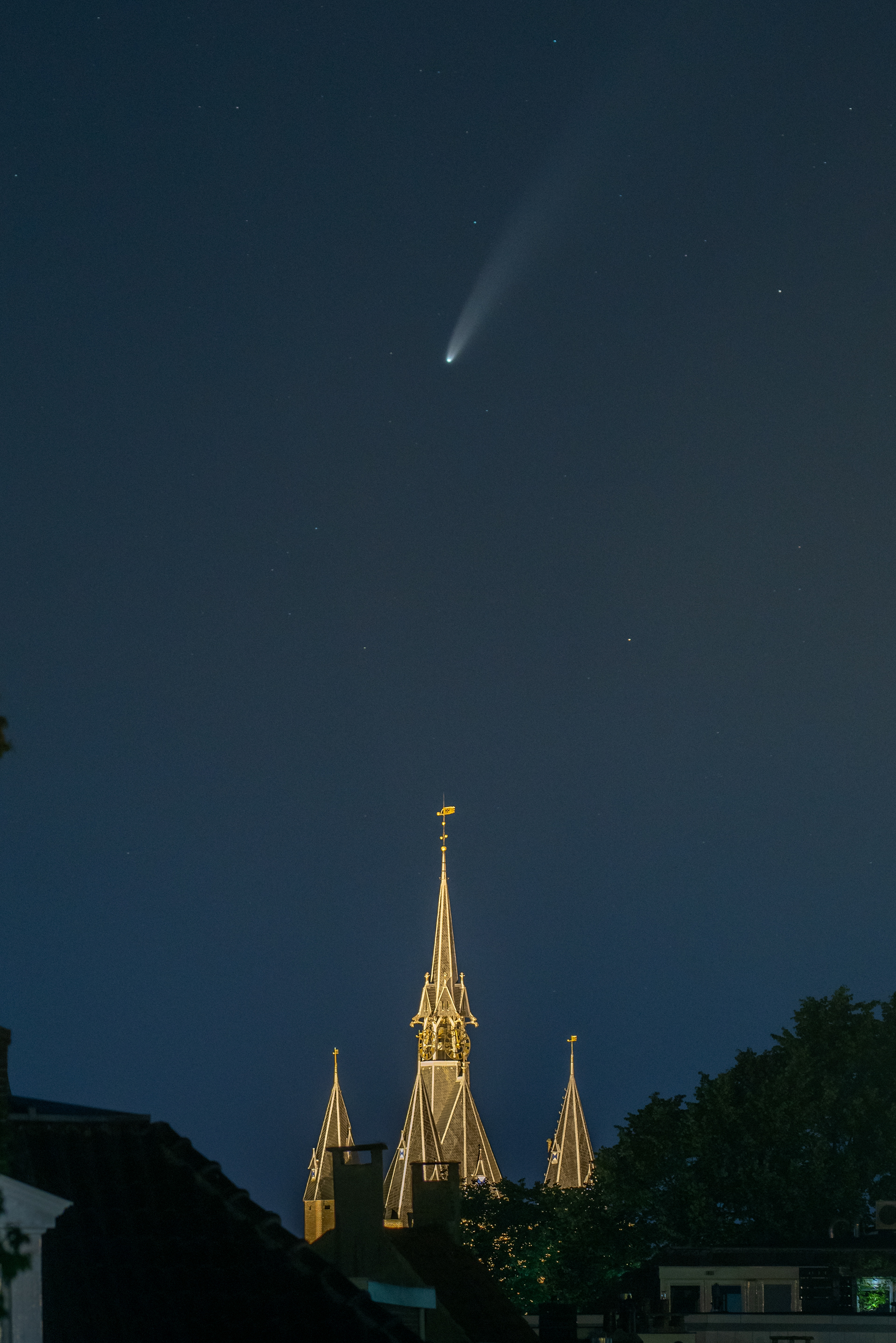 Neowise boven de Sassenpoort