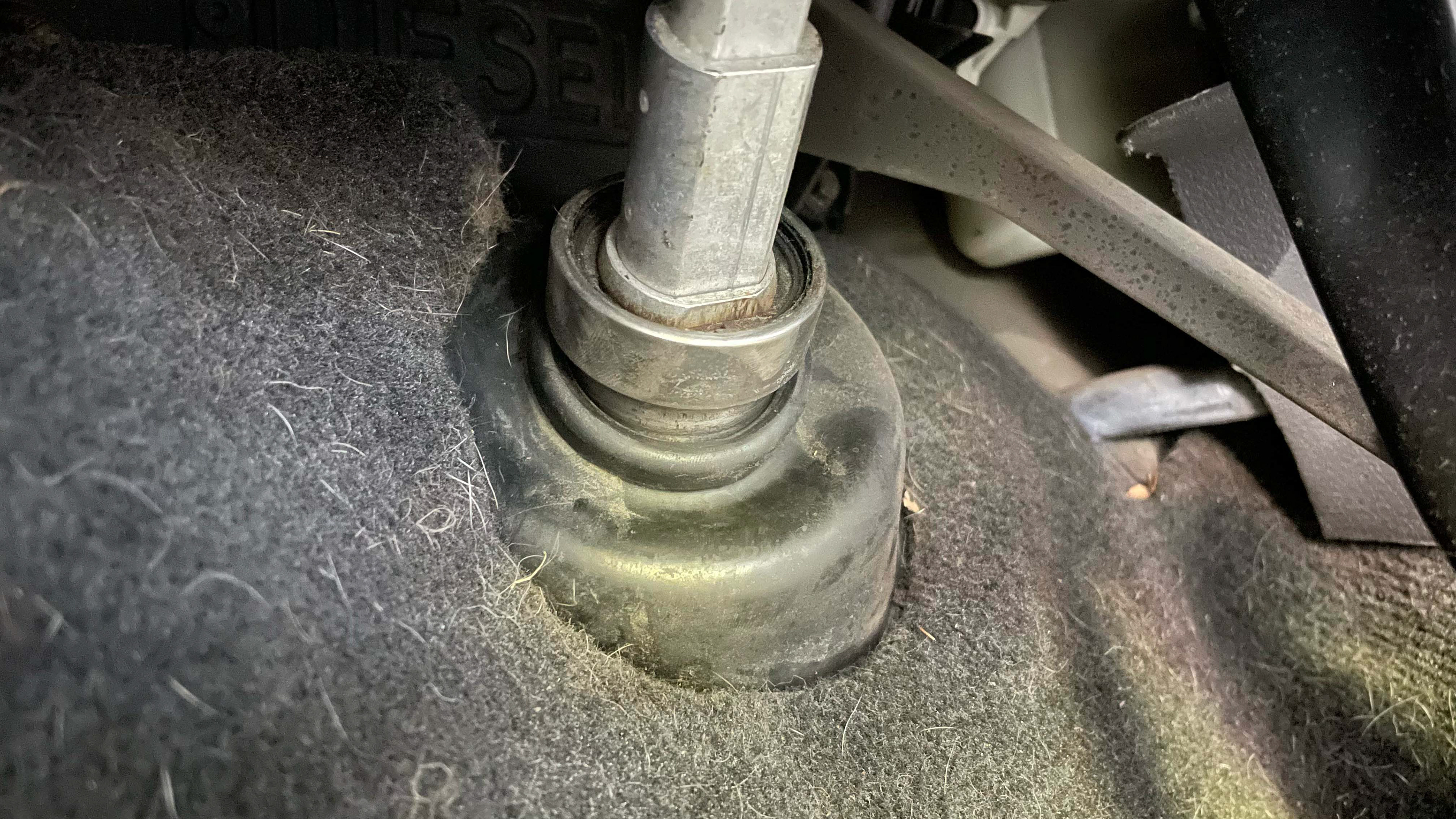 Slipped bearing between the steering shaft and rubber bellows.