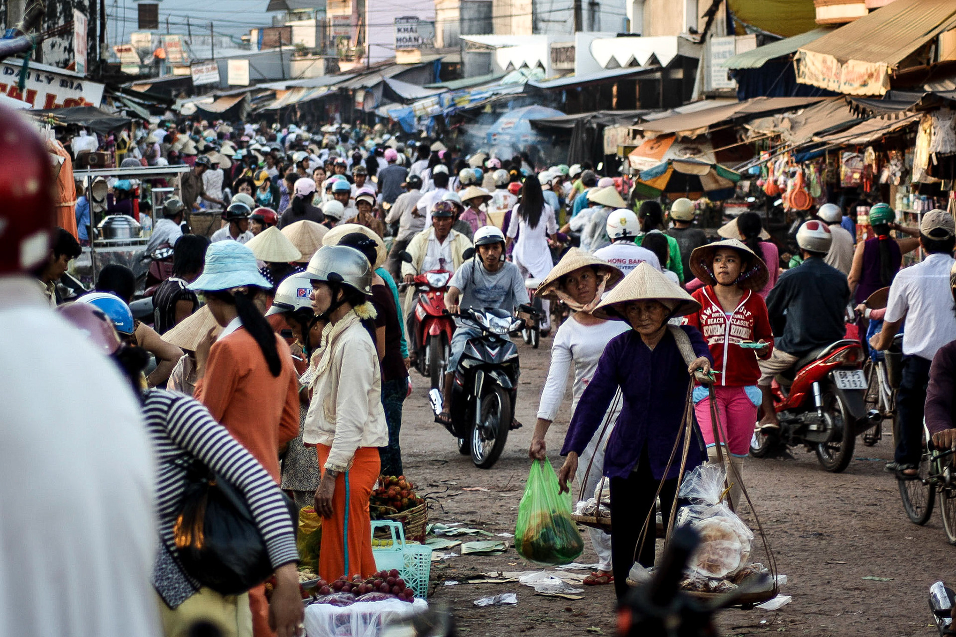Myller och mopeder på sandiga gator, mestadels lokalbefolkning, enkla marknadsstånd, varor uppdukade direkt på marken – sån var marknadsupplevelsen 2009.