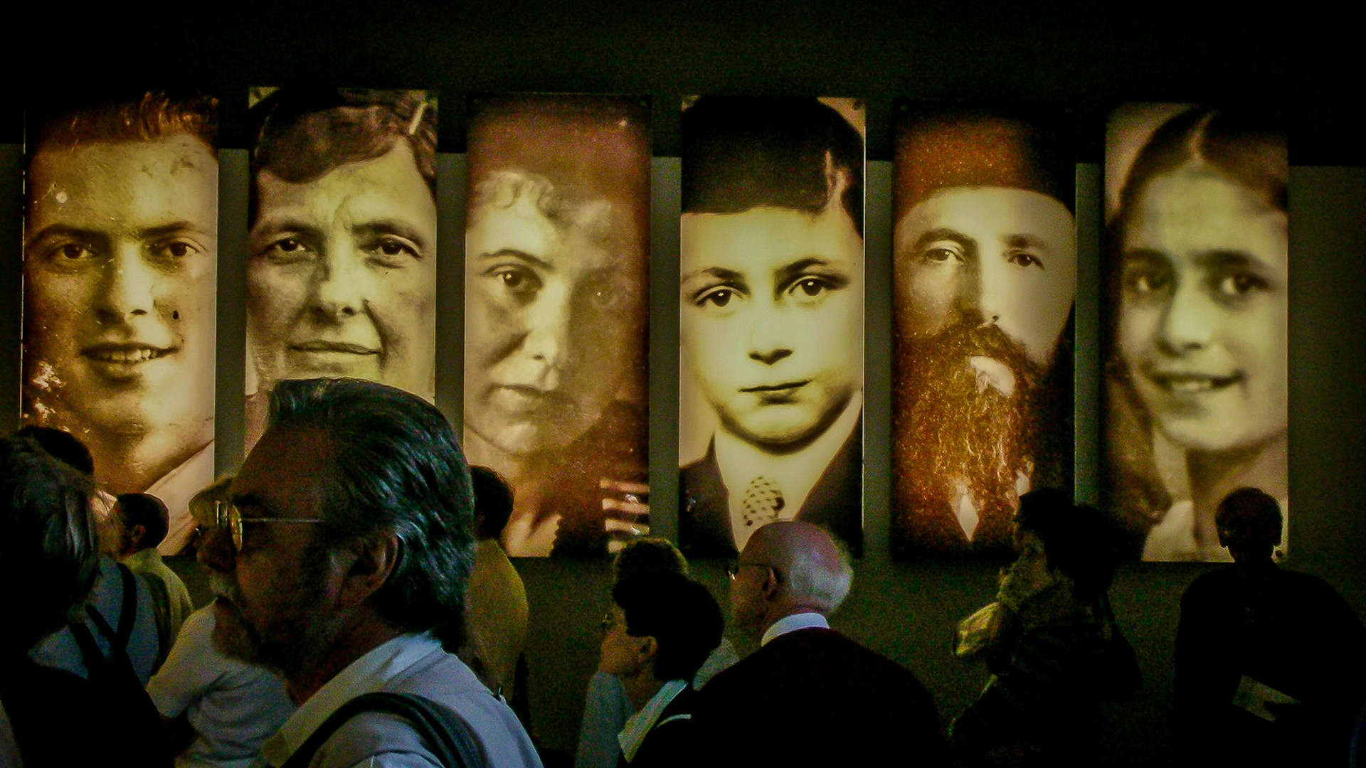 Förintelsemonumentet med museum, Berlin. Tungt.