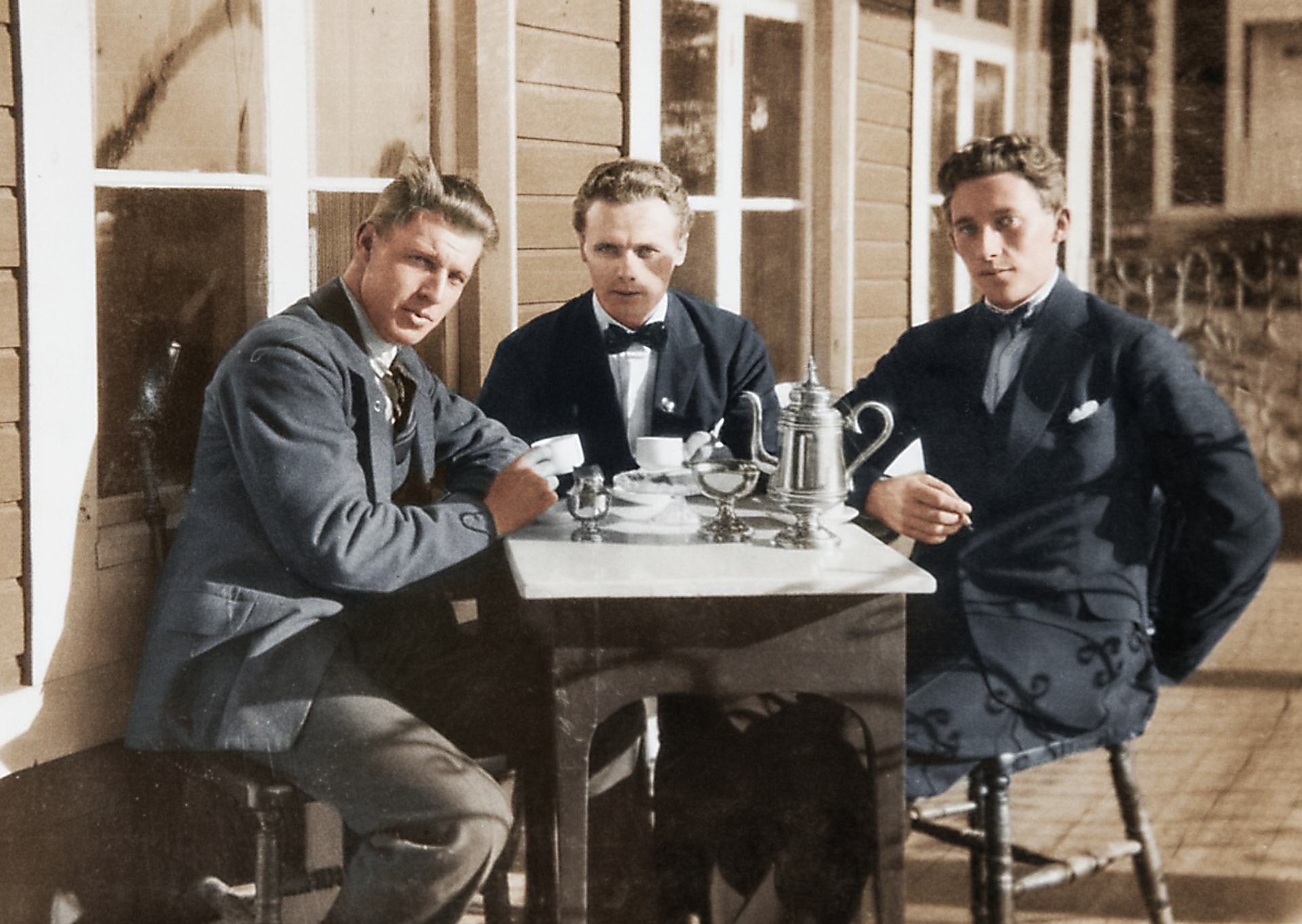 En ung farfar Petrus (född 1899) tillsammans med två fikakompisar. Vilka kan det vara?
