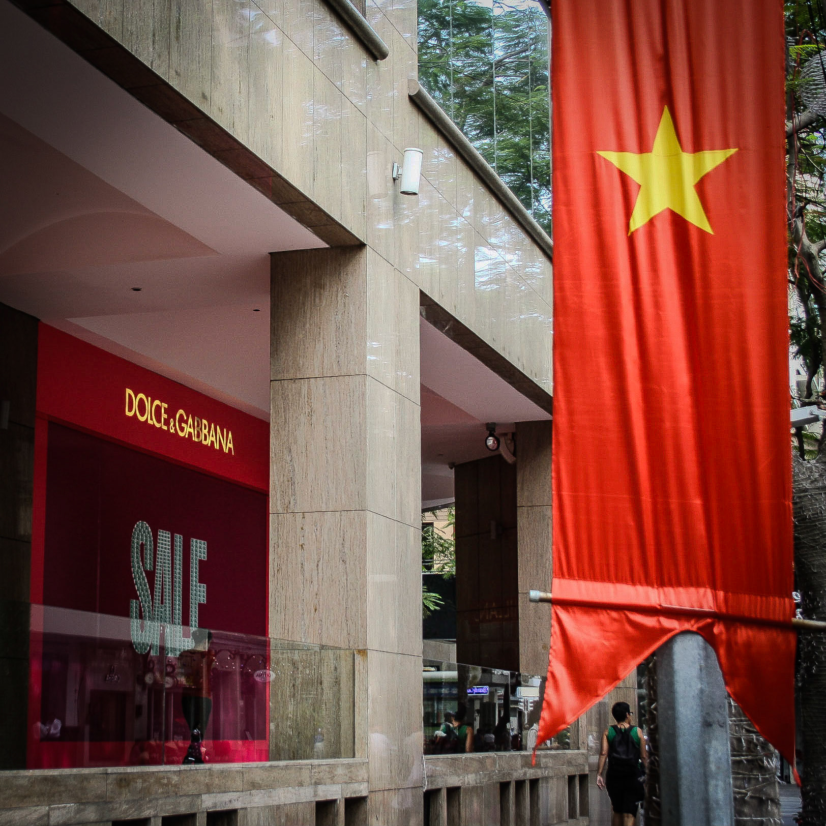 Kommersialism och kommunism hand i hand. Färgmatchat dessutom. En god summering av känslan vi fick i Ho Chi Minh City.