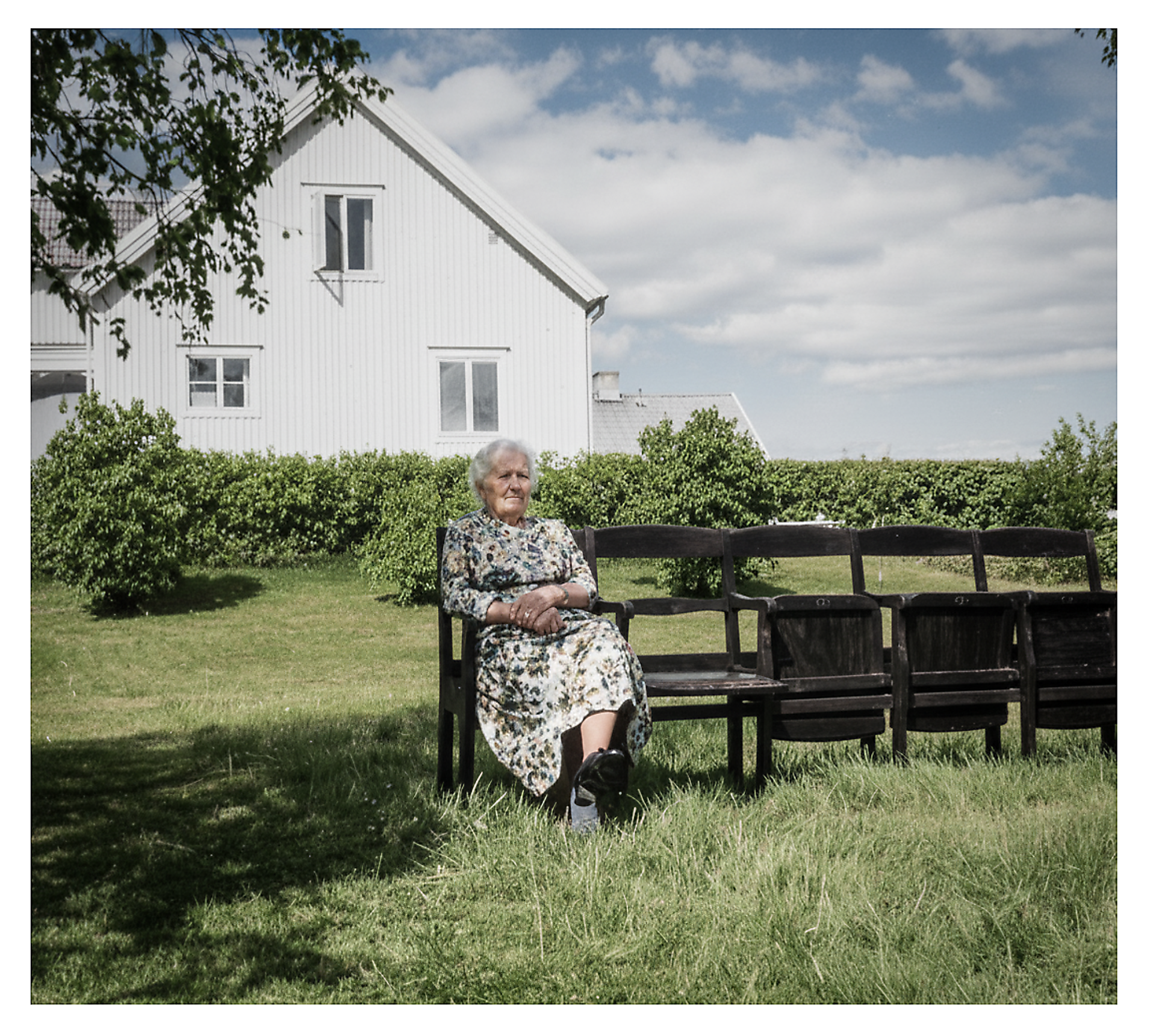 Farmor Lundqvist i stilla kontemplation vid Bureälven. I bakgrunden huset på Norra Ågatan 9 där idag min bror Ola med familj huserat sedan många år. Biobänkarna kommer från Trion, biografen i Bureå gamla Folkets hus. Farfar Peterus var vaktmästare där så jag gissar att han fick över en rad när huset revs. 