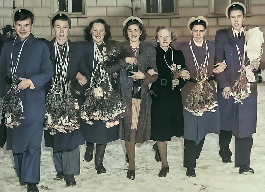 Rolf (2:a fr vänster) med studentgäng, men mer sannolikt examen från lärarutbildningen. Året anges till 1952 vilket tyder på lärarexamen, Rolf började arbeta som lärare i Sidskog, Järvsö, året efter. Detta sagt med reservation för stor osäkerhet.