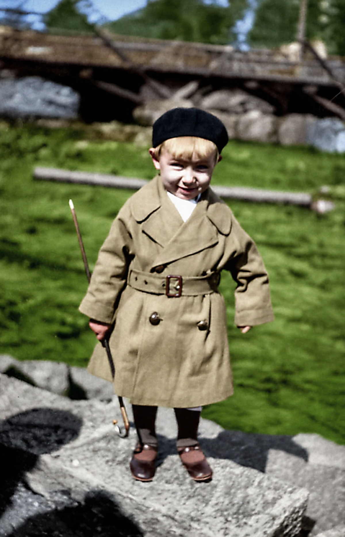 Trenchcoatens stolta bärare är min pappa Rolf. Kyrkbron i Bureå i fonden.