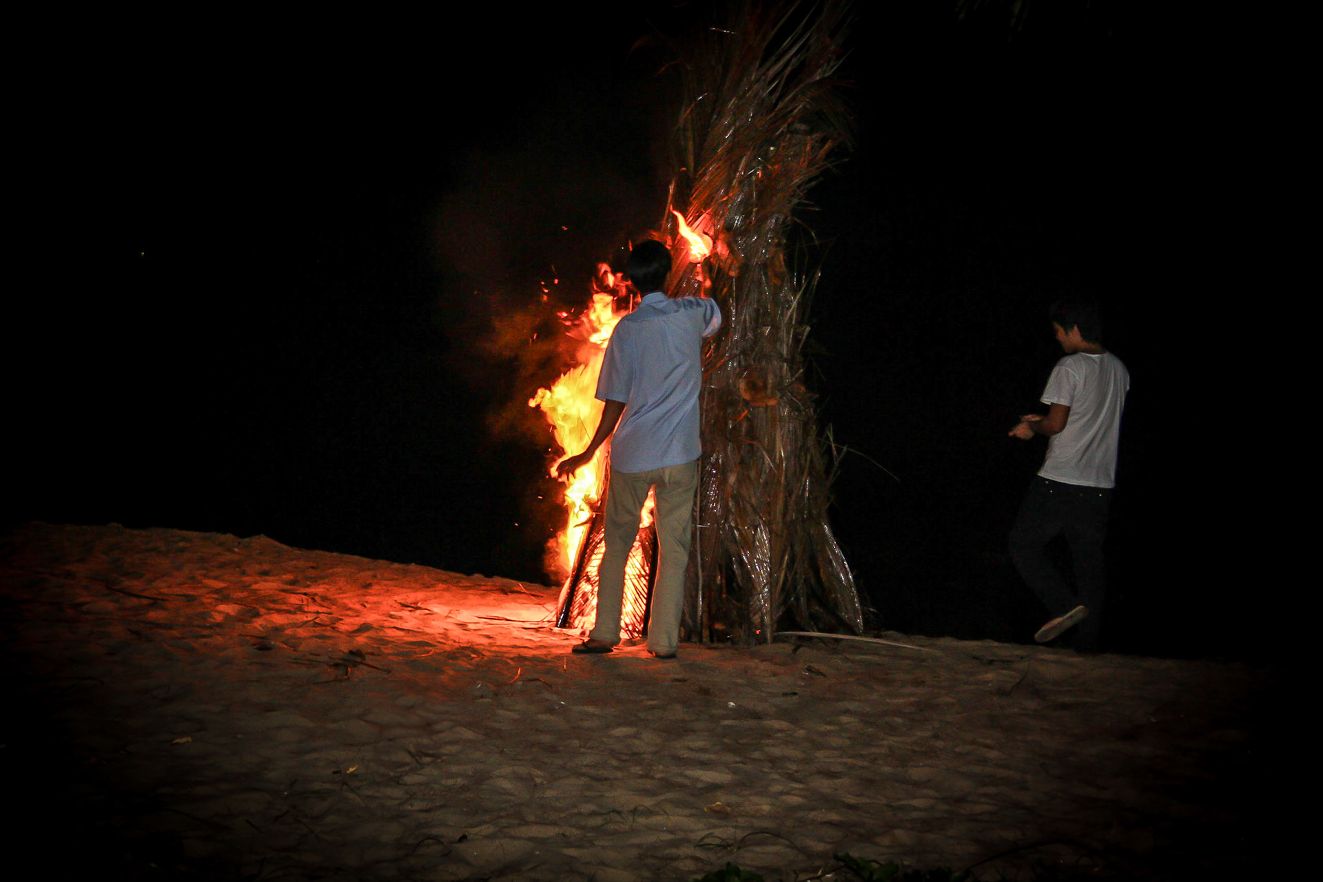 Julaftonsbålet tänds. 