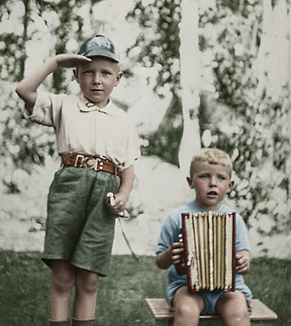 Rolf och hans två år yngre bror Kent. Året är 1938 och en honnör känns ju sorgligt tidstypisk.