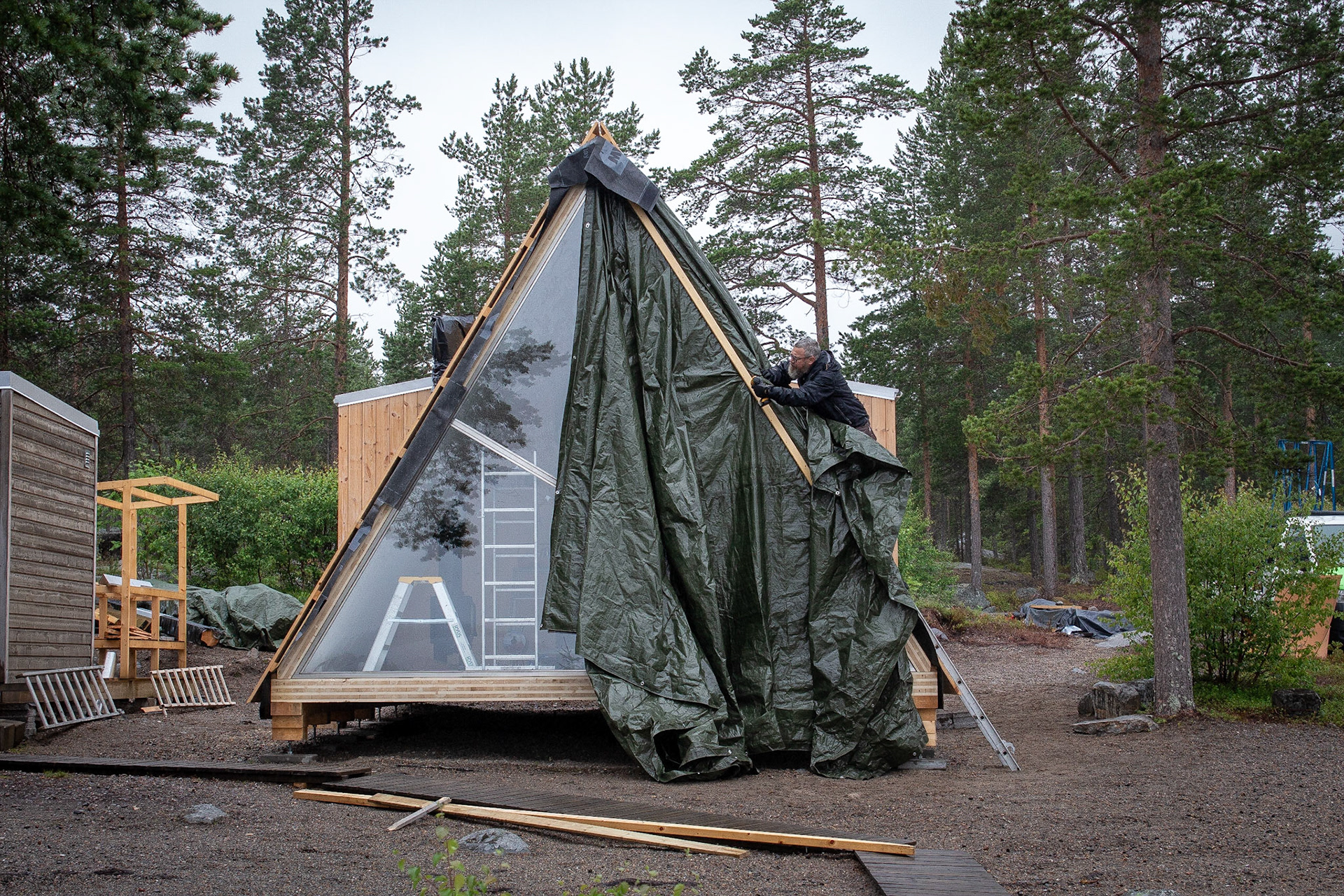 Spännande montering av glasparti. Passade glaset? Ja.