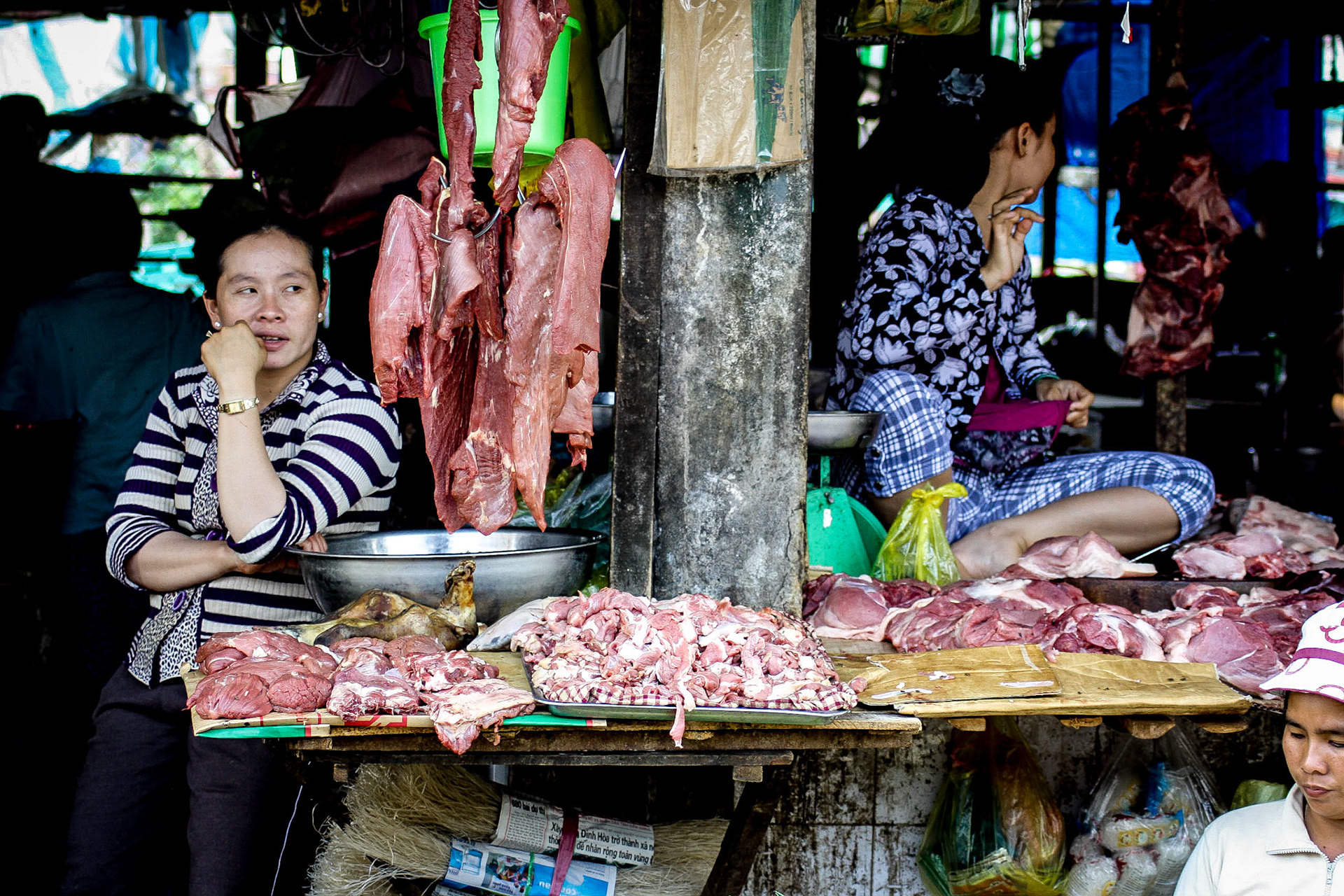Brett utbud längs sandig marknadsgata i Phu Cuocs "huvudstad" Duong Dong.