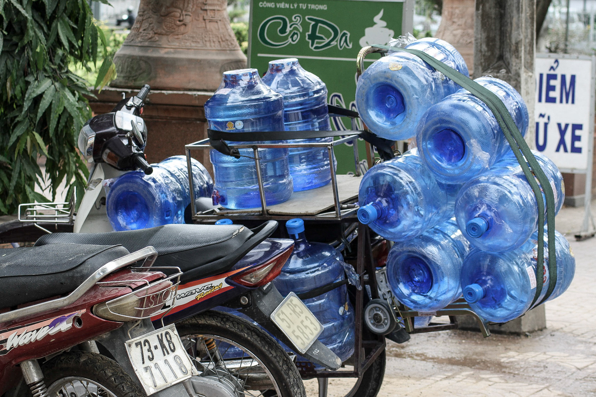 Transporttekniken imponerade. Denna transport förmodligen kompletterad med en mindre småbarnsfamilj.