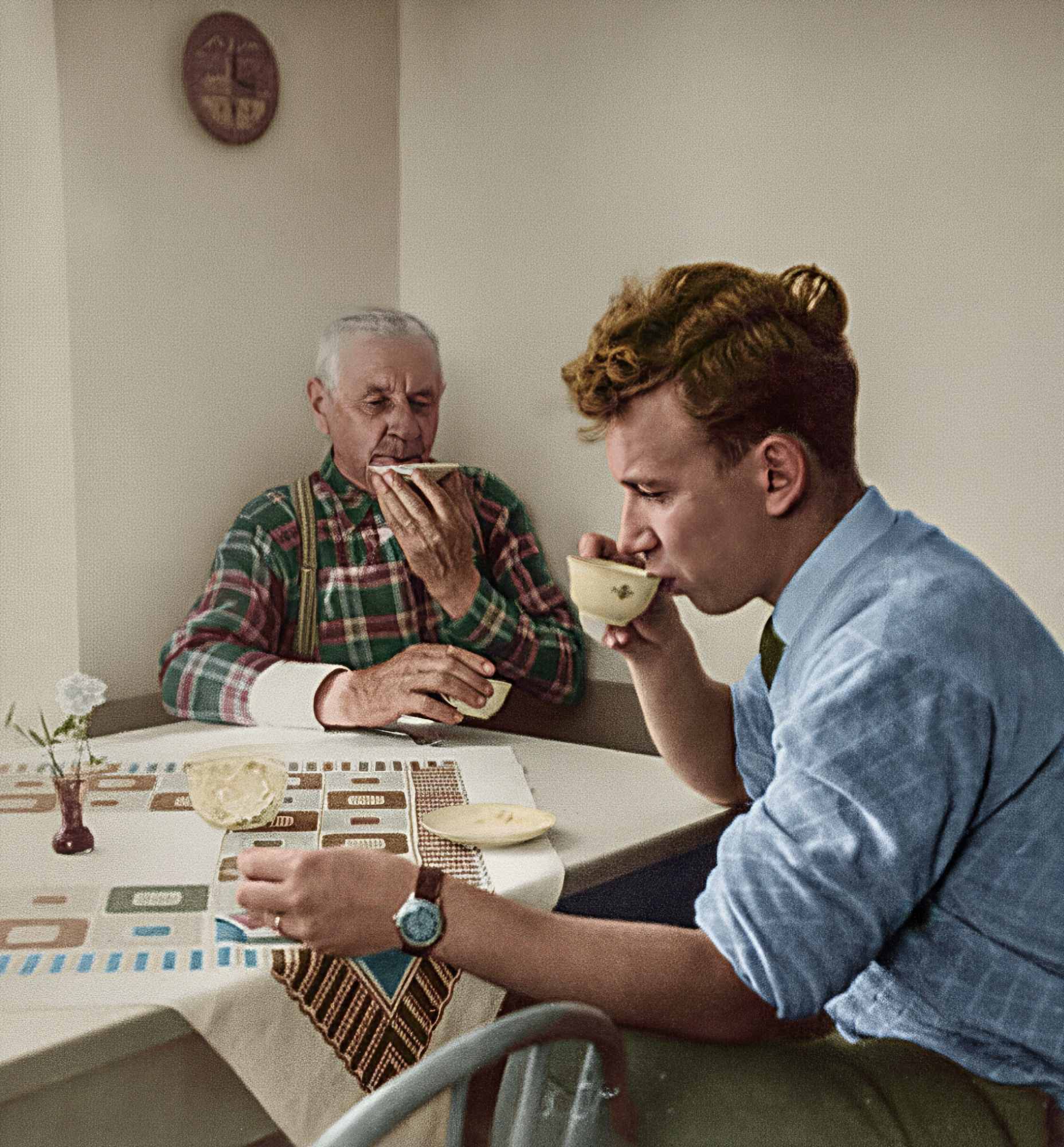 Fin bild! Rolf med sin morfar i skön kaffestund 1955. Stilpoäng för JL Burmans sörplande på fat.  