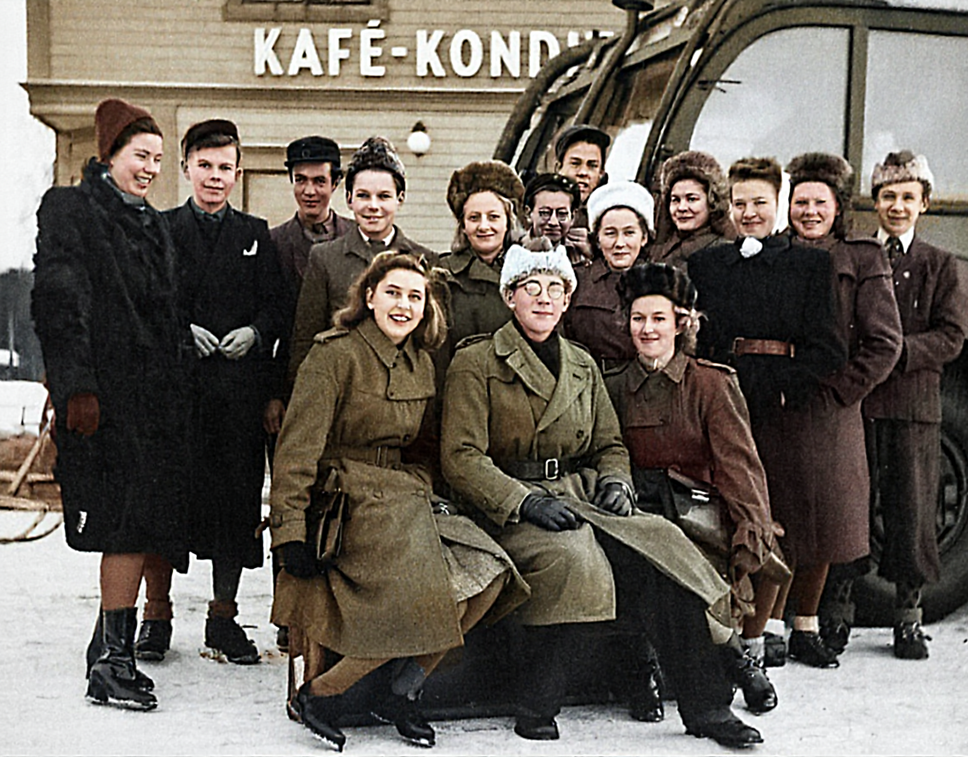 Rolf längst till höger med studiekollegor. Förmodligen från lärarutbildningen.