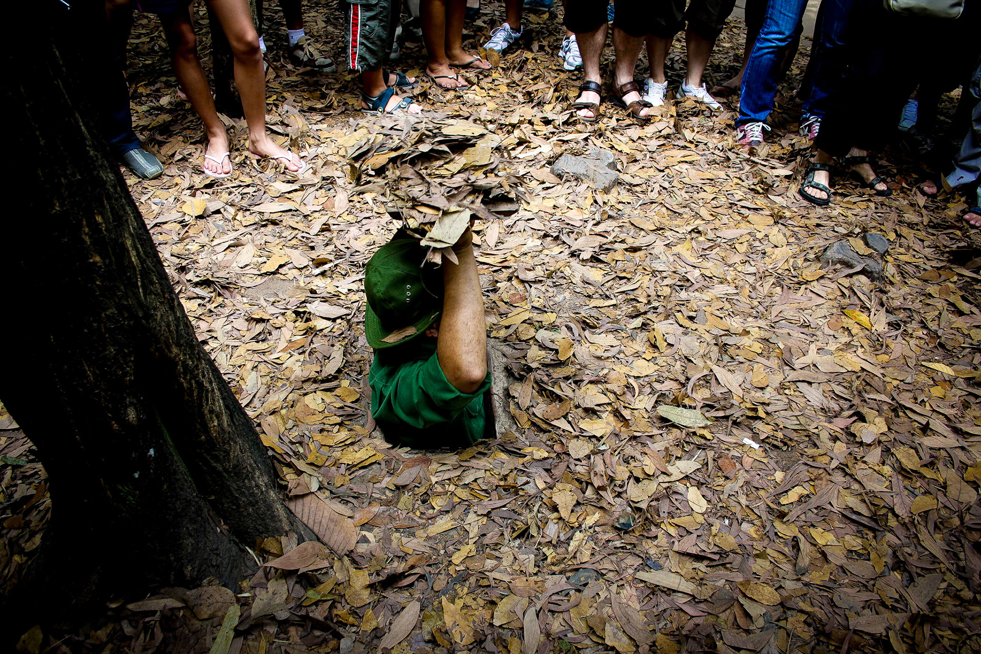 Minnet av "Det amerikanska kriget", som vietnameserna helt logiskt säger, är ständigt närvarande. Givetvis ville vi ta del av denna del av 1900-talshistorien. Ett, i och för sig väldigt turistanpassat, besök vid Cu Chi-tunnlarna fanns på programmet. Och vad vill jag av hela min själ undvika? Trånga tunnlar. Vad var jag tvungen att göra? Just det. Hemskt, men vill inte ha det ogjort.