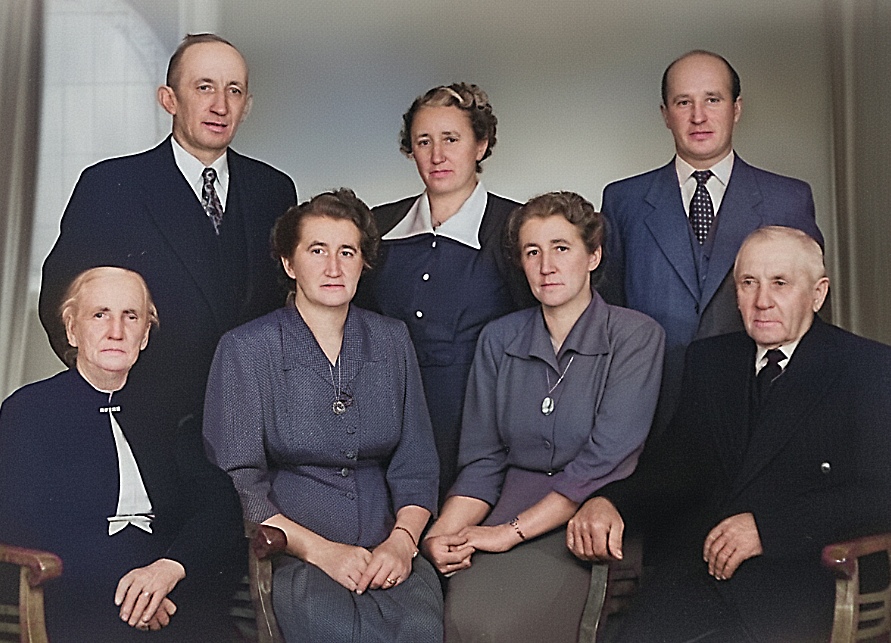 Min farmor Ingrids familj – Burmans. Broder (namn?), Ingrid, broder Stig (var bl a ägare av ekiperingsaffär en tid), mamma, syster Elsa Åberg (härlig kvinna med vass humor), syster Kerstin Lövgren och pappa Jonas Leonard. 