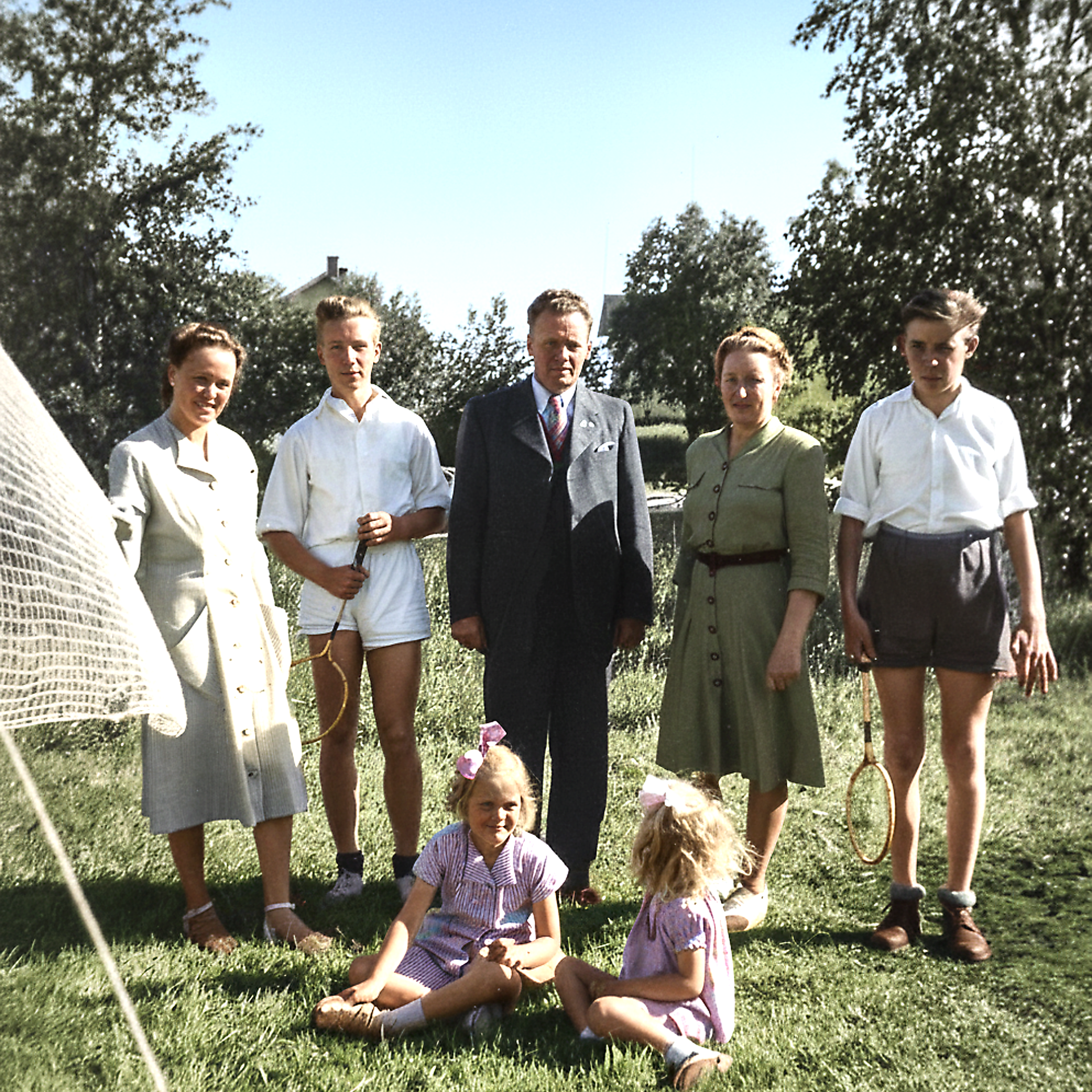 Fritid av avkoppling vid älven på Norra Ågatan 9. Rolf, Petrus, Ingrid och Kent. Kvinnan till vänster och småtjejerna? Oklart vilka de är.
