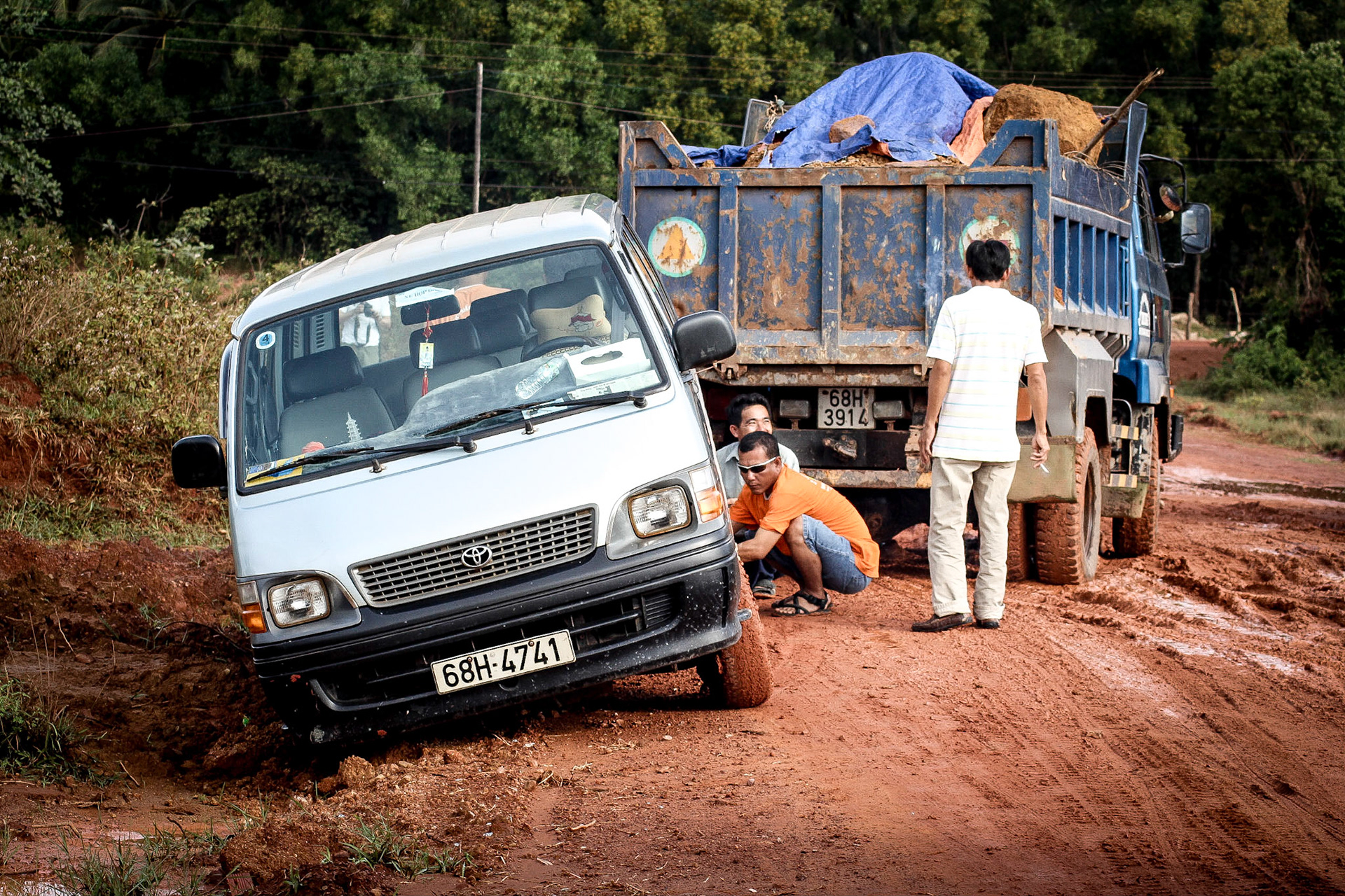 Drama. Mer drama än det ser ut med en fullastad minibuss som var på vippen att tippa ner i lerigt dike. 