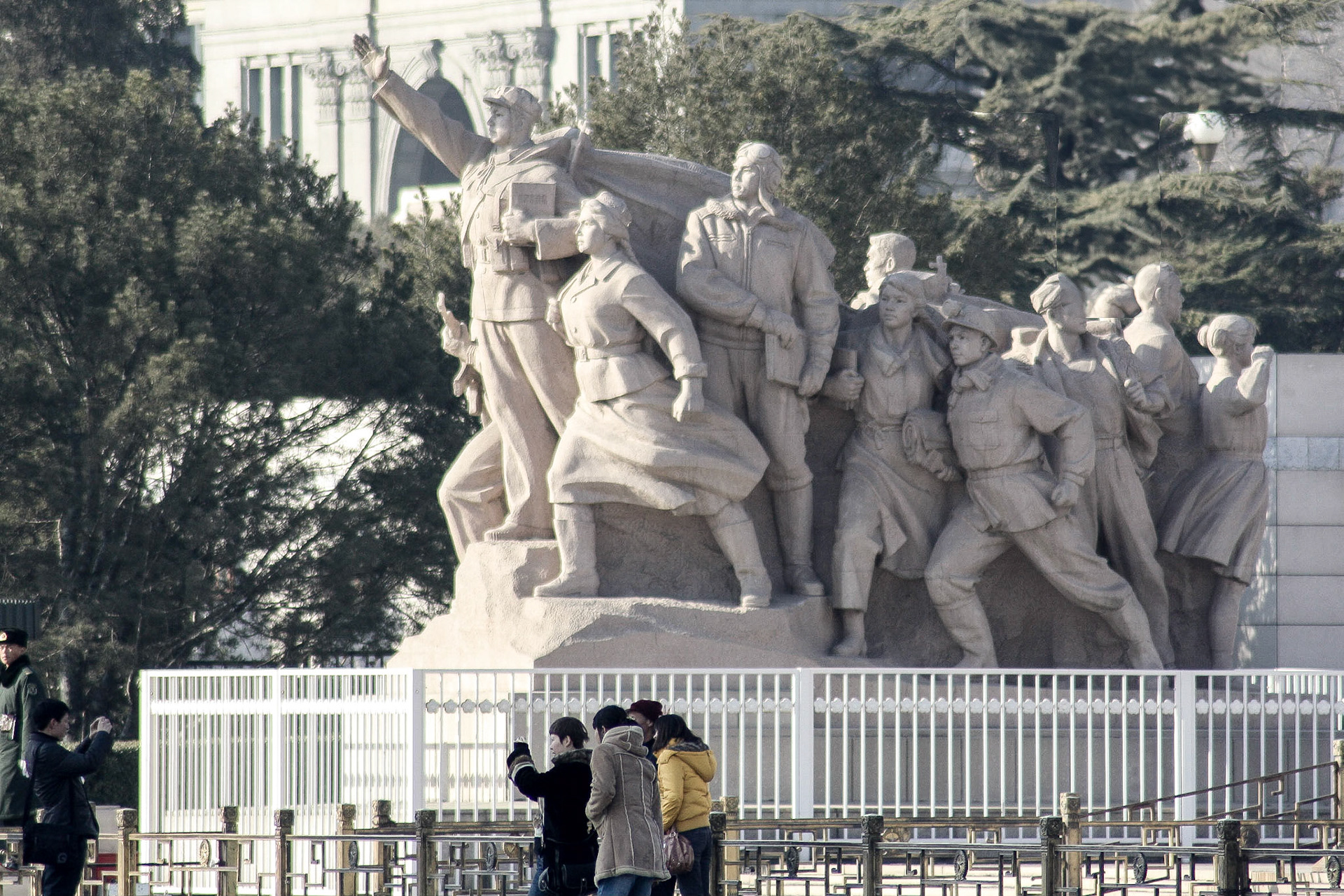 "Kamrater, till kamp med blicken mot framtiden". Eller mot den fotande kamraten. Inte bara vi som turistade.