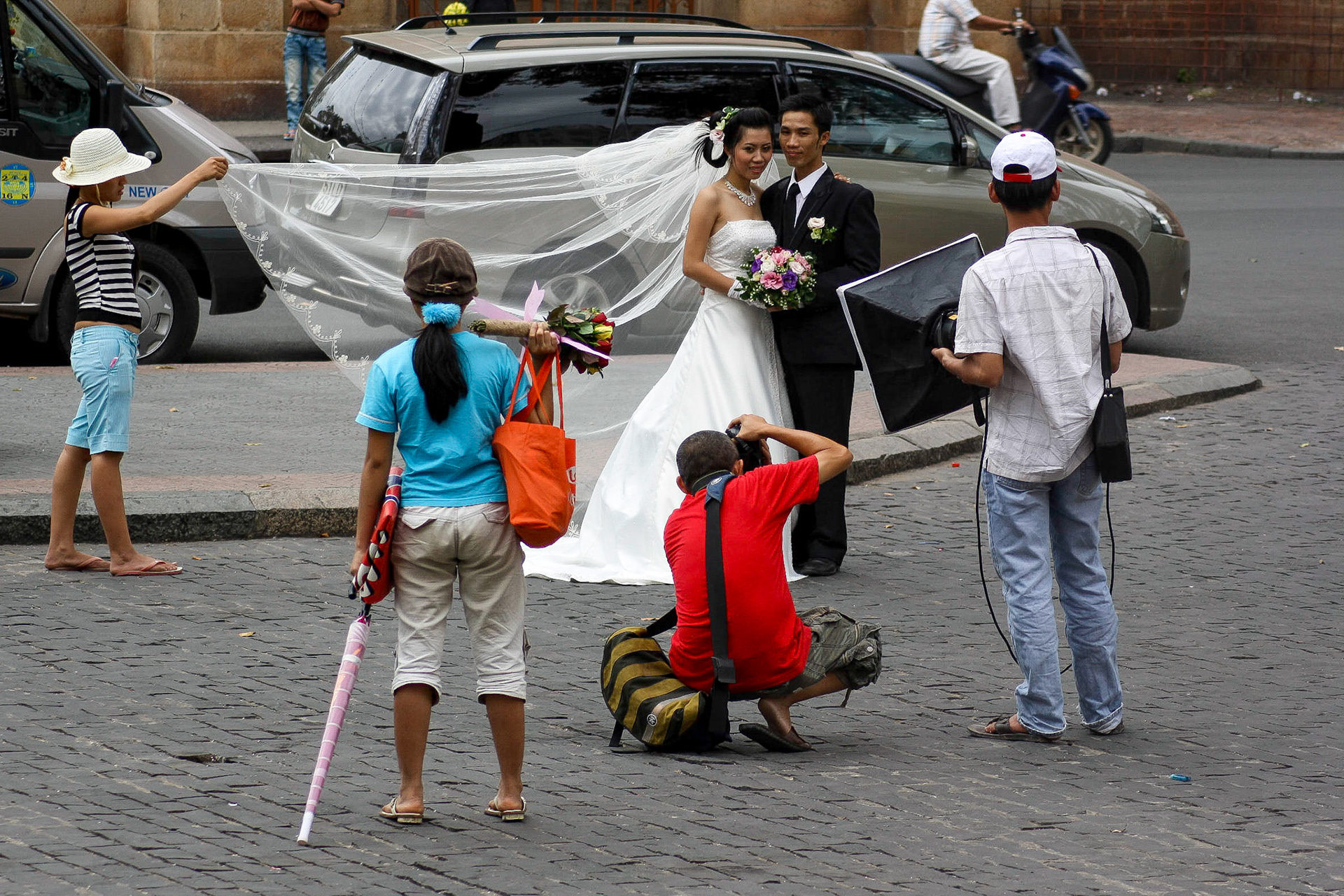 Slutspurt på resan i Ho Chi Minh City., mitt under mest inetnsiva bröllopsperioden. Och såna högtider slarvas inte bort. Stort pådrag vid bröllopsfotografering.