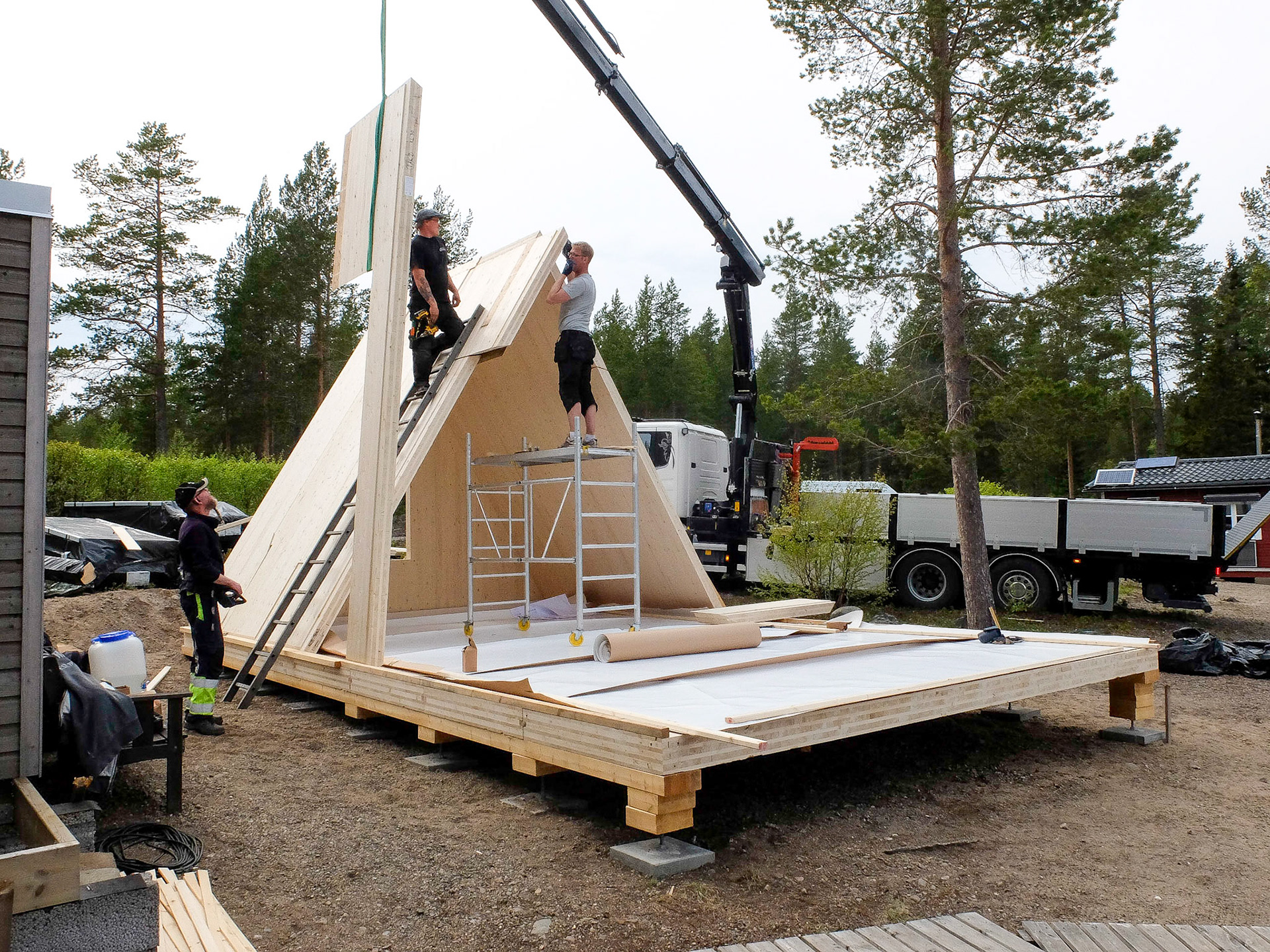 Bygga byggsats. Stommen uppe på en dag.