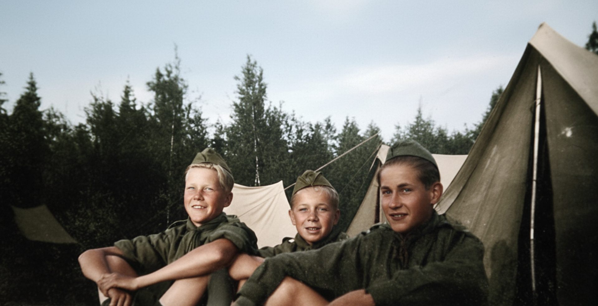 Scouter på hajk. Rolf i mitten. Övriga två okända.