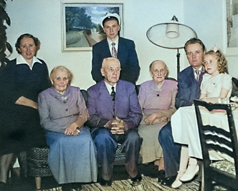 Familjeträff efter examen 1952. Rolf och studentmössa, övriga är hans mamma Ingrid, farmor, morfar, mormor, pappa Petrus och lillasyster Brita. Lillebror finns inte med här, kan han redan då ha varit sjuk och intagen för vård?