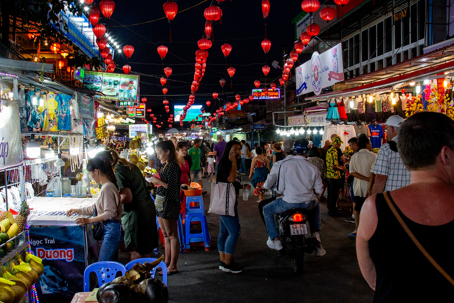 Tio år senare – en ny värld. Asfalt på breda esplanader, neon, ännu mer myller av mestadels turister.