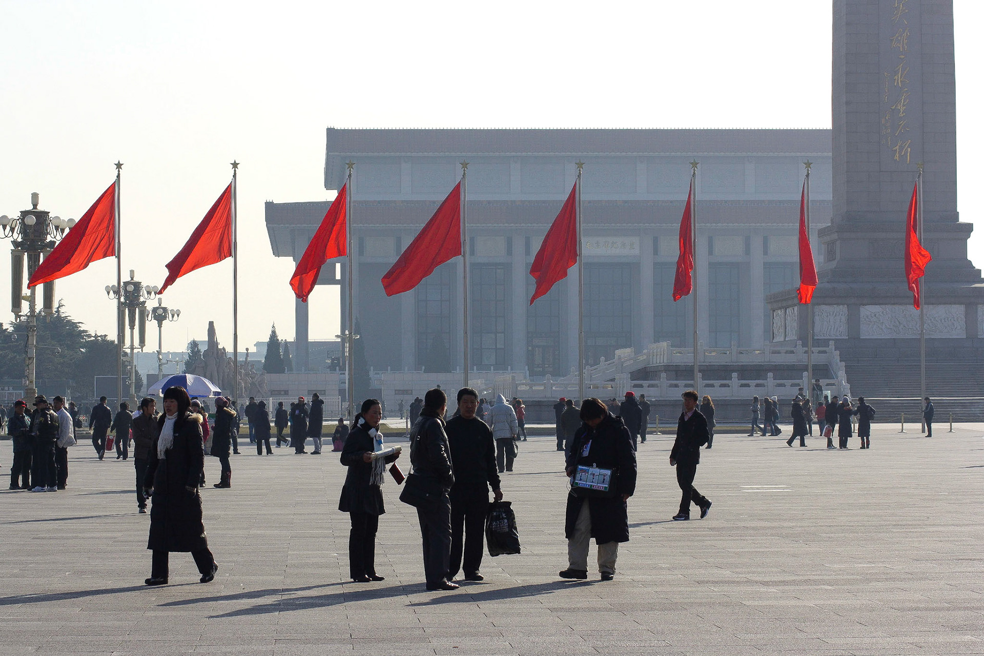 Next stop Den himmelska fridens torg. Har väl varit varierande grad av frid på det torget, men den här dan var det fridfullt. Och än vajar de röda fanorna. Fascinerande besök med skiftande känslor inombords.