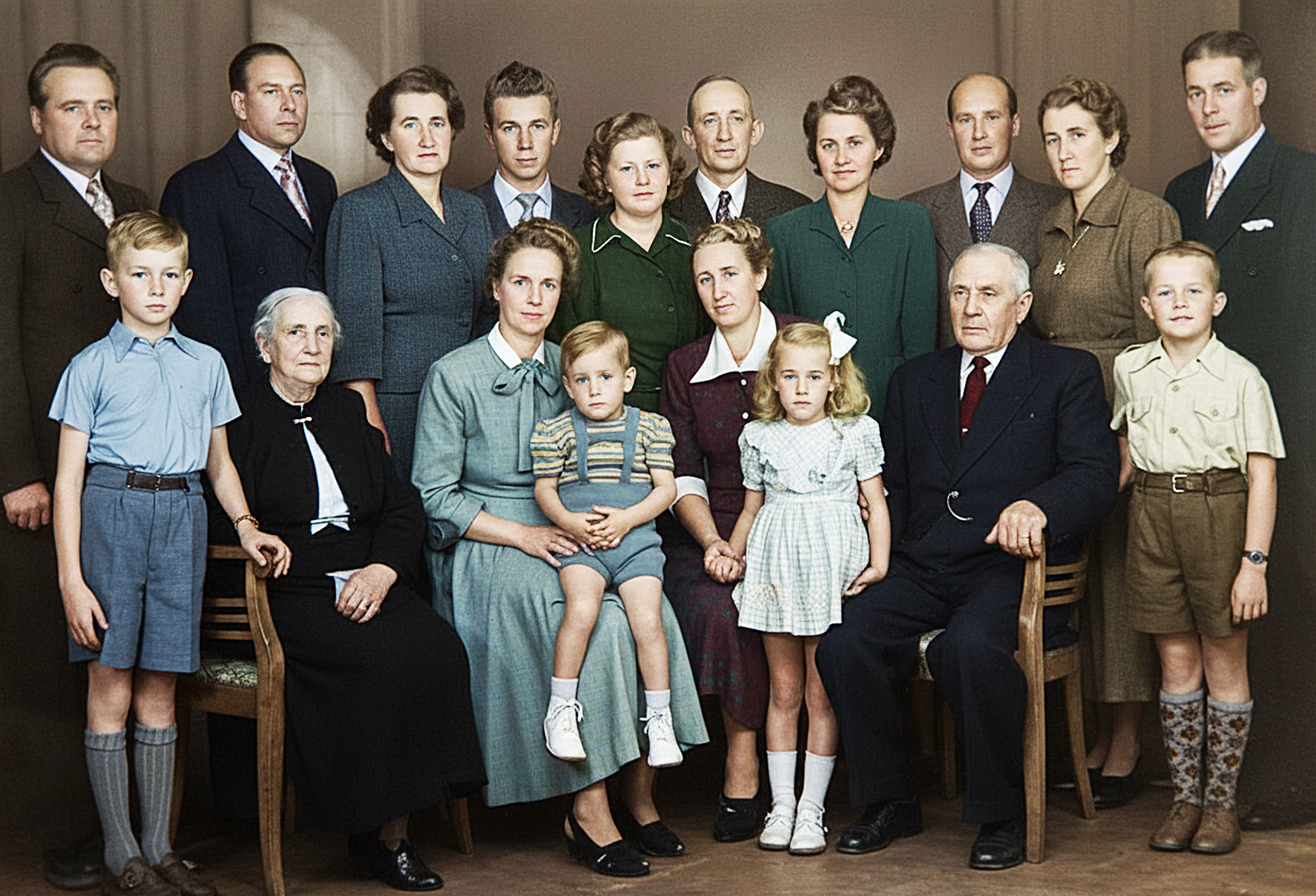 Farmor Ingrids familj i stor version. Bakre raden fr v: Petrus, Harald "Halle" Åberg (Ingrids svåger, slaktare), Elsa Åberg (Ingrids syster), Rolf, ?, ?, ?, Stig Burman (Ingrids bror), Kerstin Löfgren (Ingrids syster), Kalle Löfgren,. Nedre raden fr v: ?, Ingrids mamma/Rolfs mormor, ?, ?, Ingrid, ?, Ingrids pappa, ?. (Gossen till höger i nedre raden kan möjligtvis vara Yrjö som, blev barn (adopterad?) hos Kersin och Kalle, dessa fina människor.