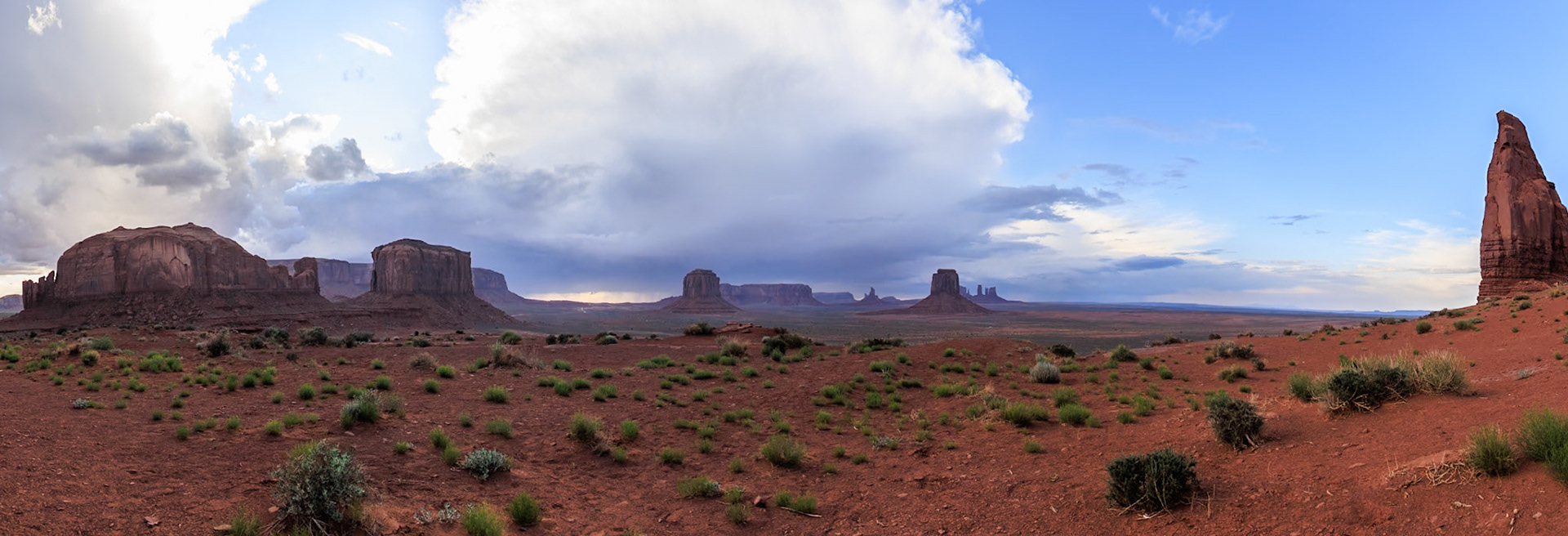 Monument Valley, late afternoon, towards West, UT&AZ