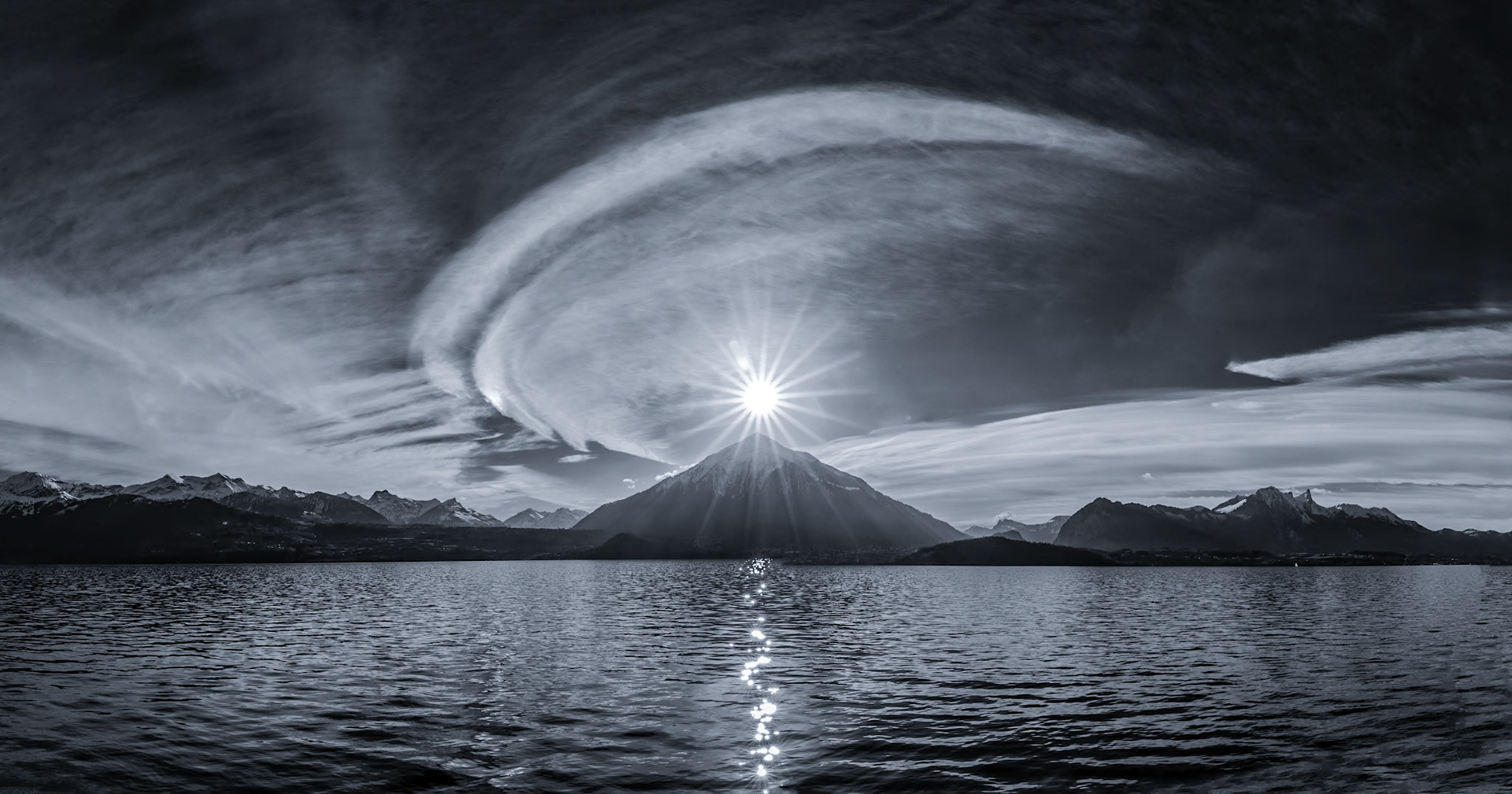 High Noon über dem Niesen am Thunersee BE