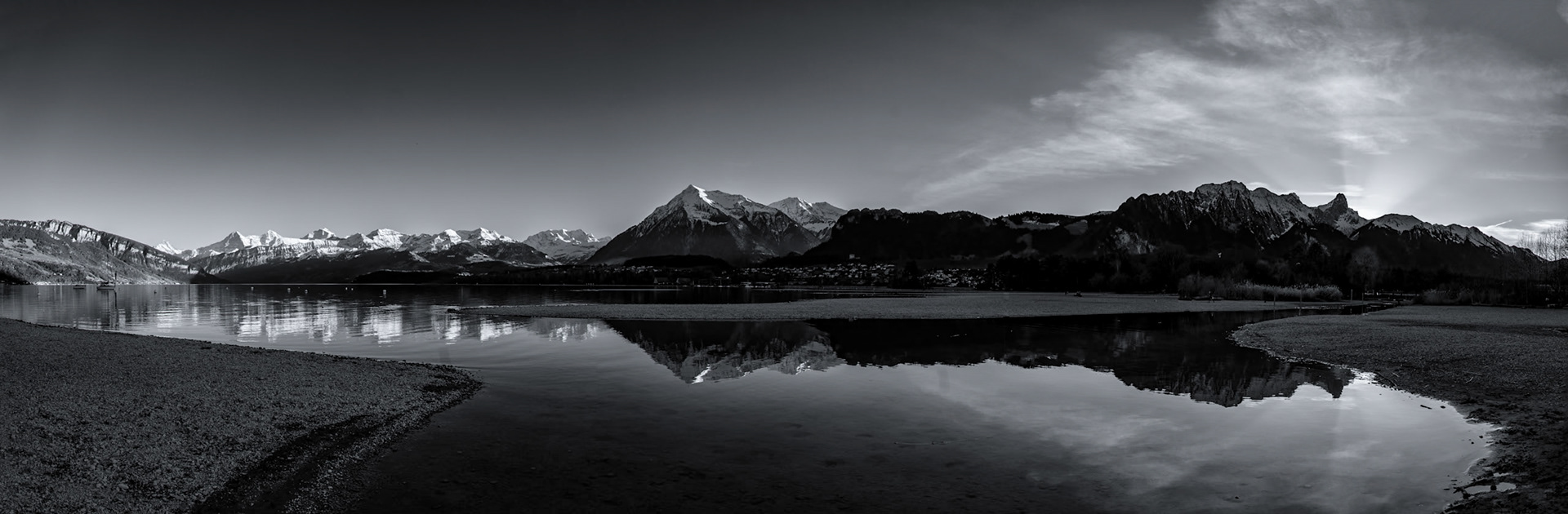 Die Berner Alpen spiegeln sich im Thunersee BE