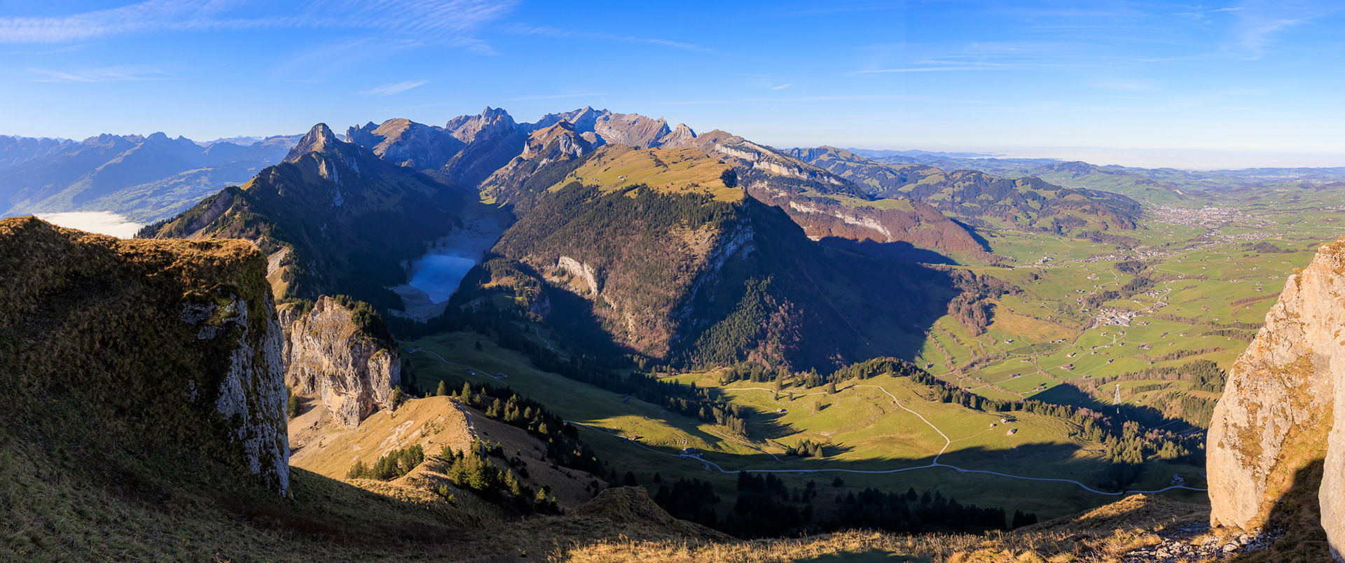 Säntismassiv mit rechts Dorf Appenzell vom Hohen Kasten AI