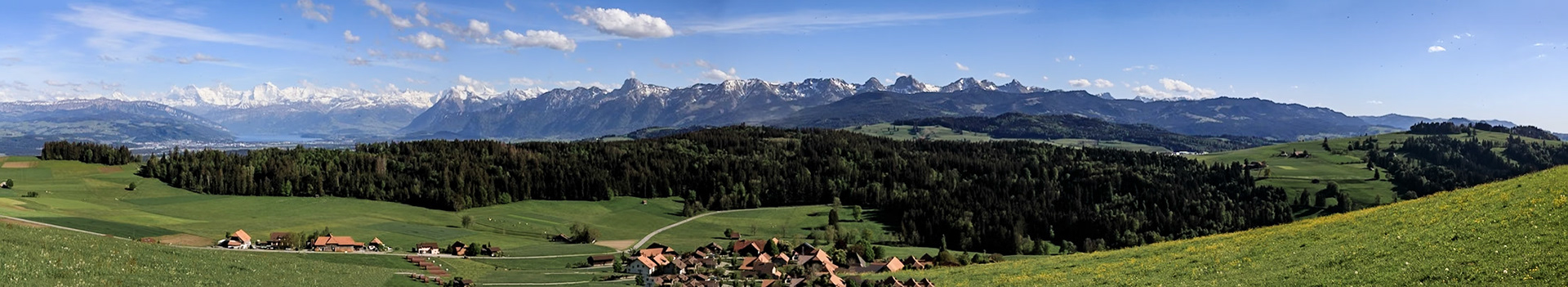 Die Berner Alpen mit Thun und Thunersee von der Bütschelegg BE