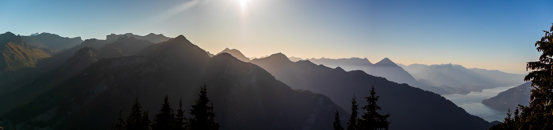 Blick gegen Westen von der Schynigen Platte mit dem Thunersee BE
