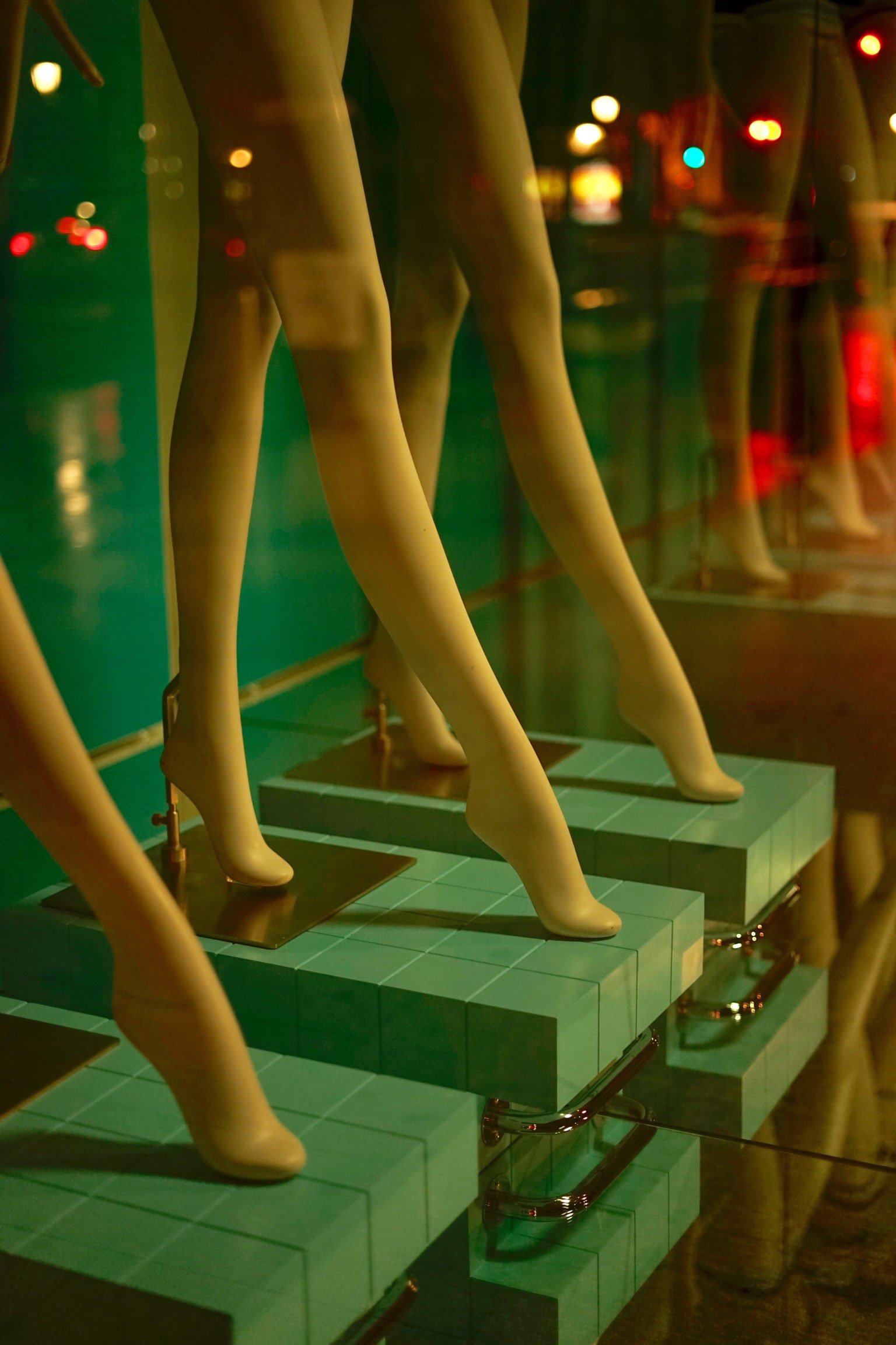23:01 p.m. "Plastic legs"