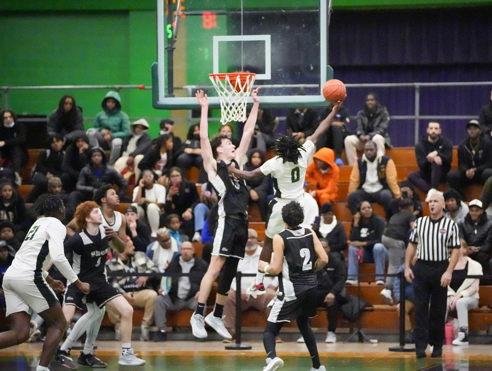 Indavier Barnes #0 going strong to the hoop.