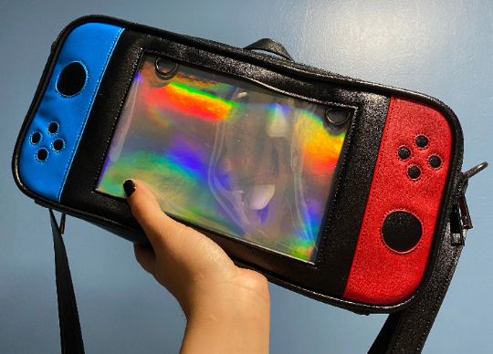 All gaming bags come with 2 inserts: a holographic silver and gray fabric color