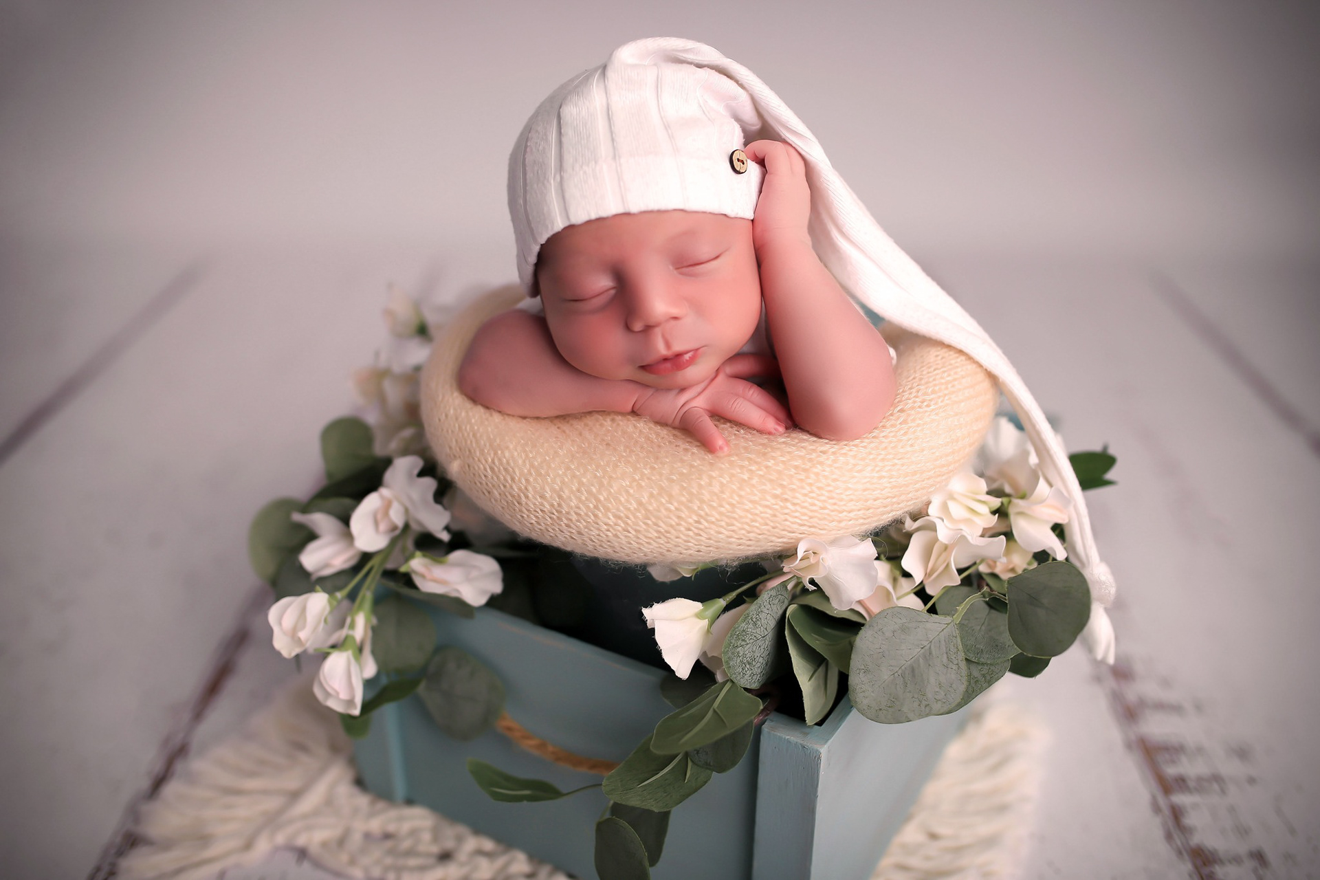 Schlafendes Neugeborenes in einer Eimerpose - Babybshooting in Pforzheim