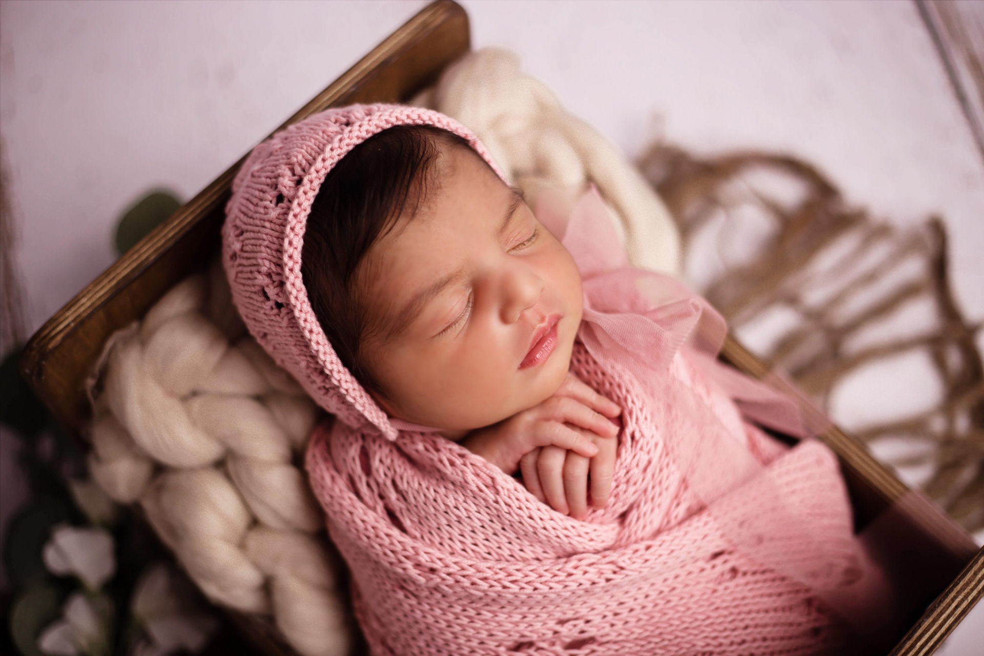 schlafendes Baby in einem holzbett - Newbornshooting