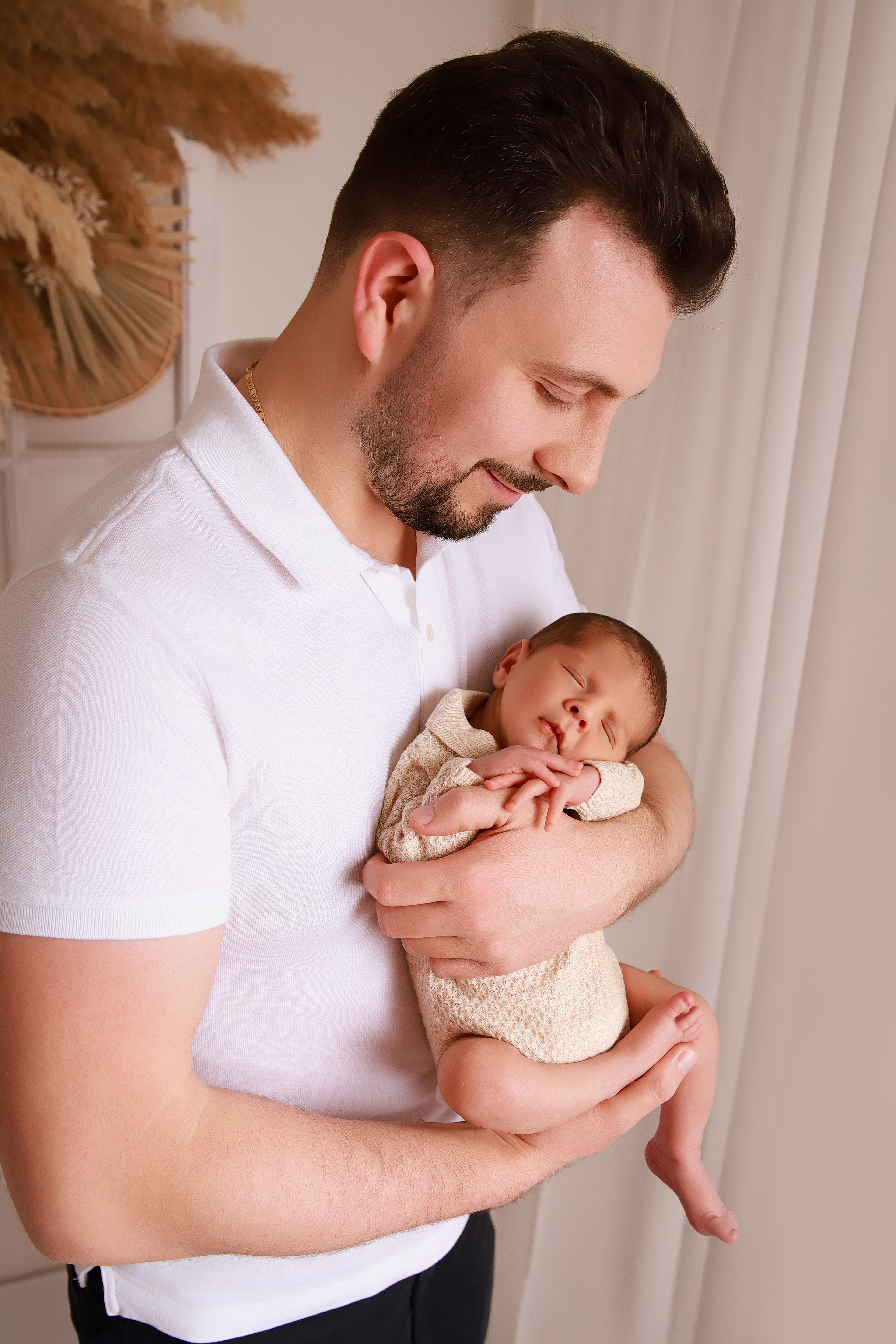 Papapose während eines Babybshootings