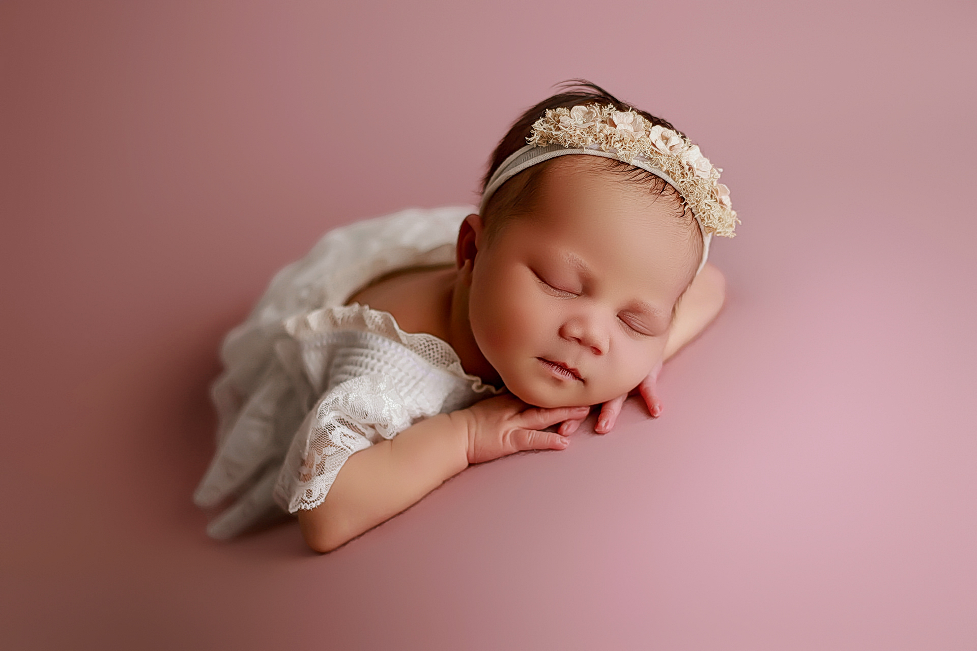 Schlafendes Neugeborenes in einer Chinnypose - Babyhooting in Pforzheim