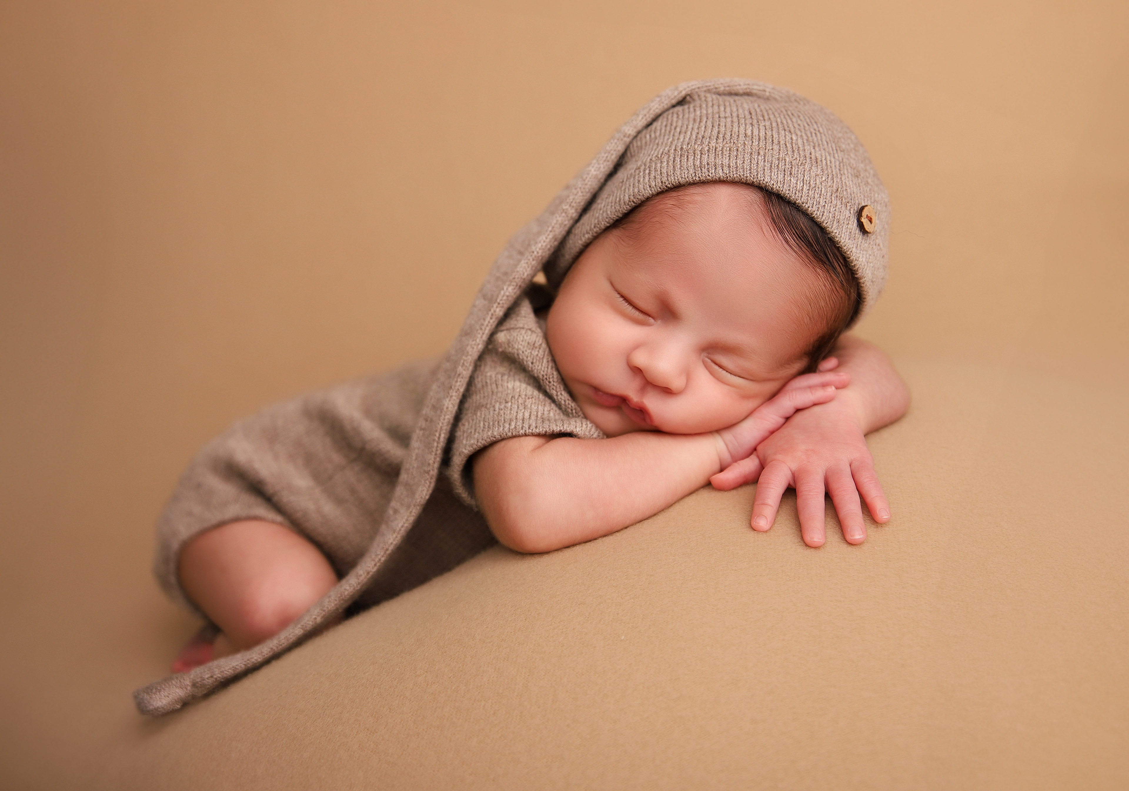 Schlafendes Neugeborenes in einer Chinnypose - Babyhooting in Pforzheim