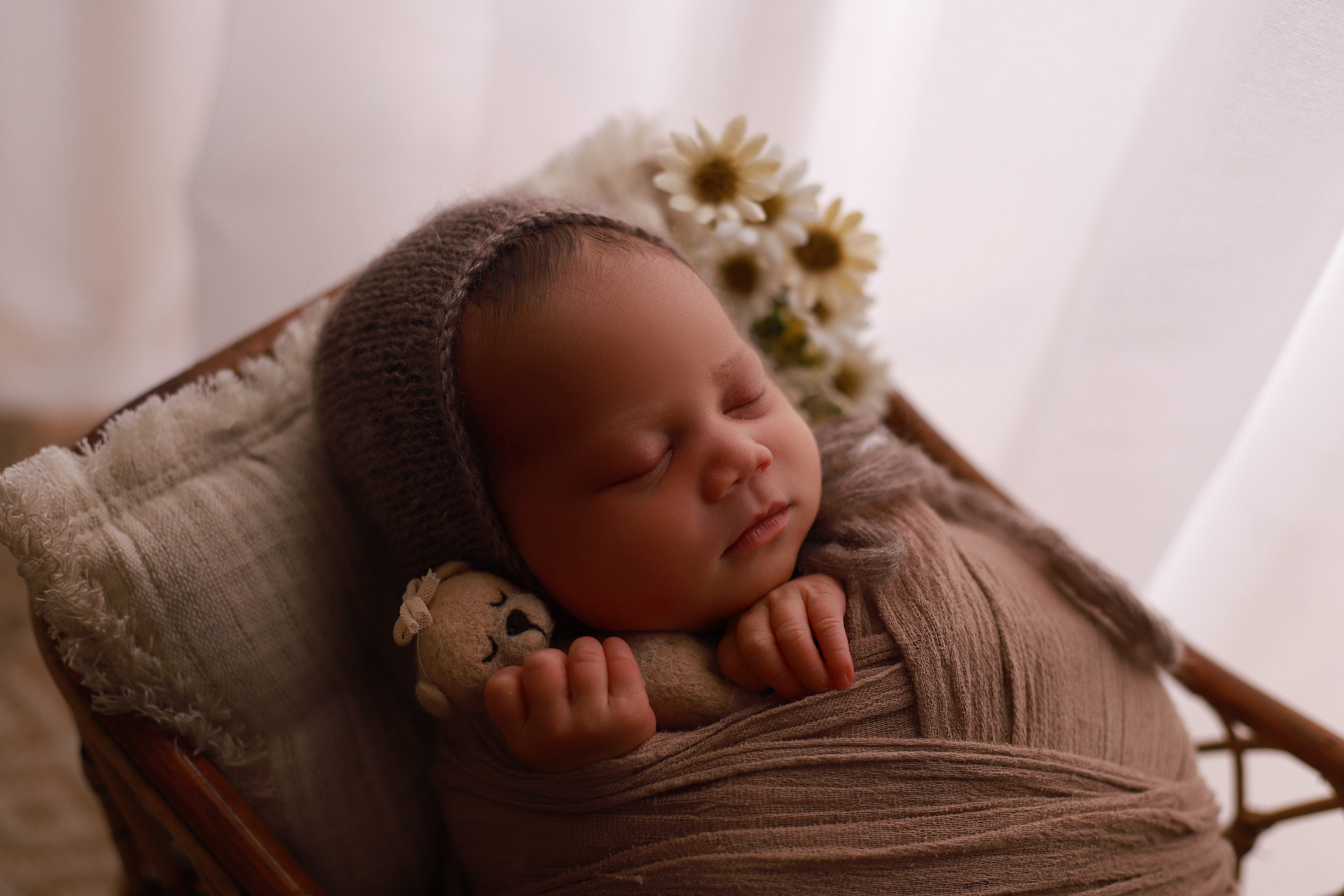 schlafendes Baby in einem Rattanbett - Newbornshooting