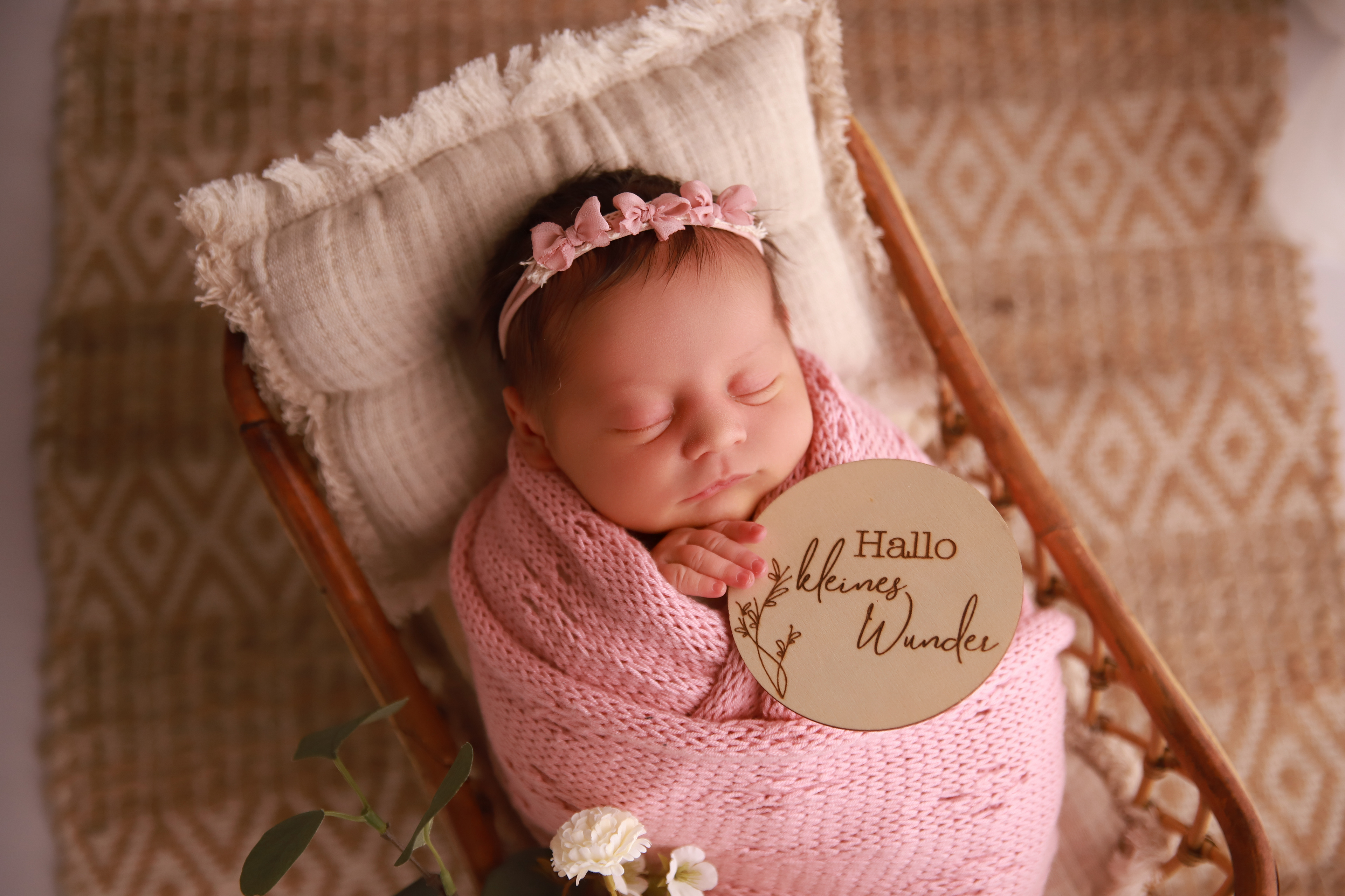 schlafendes Baby in einem Rattanbett - Newbornshooting